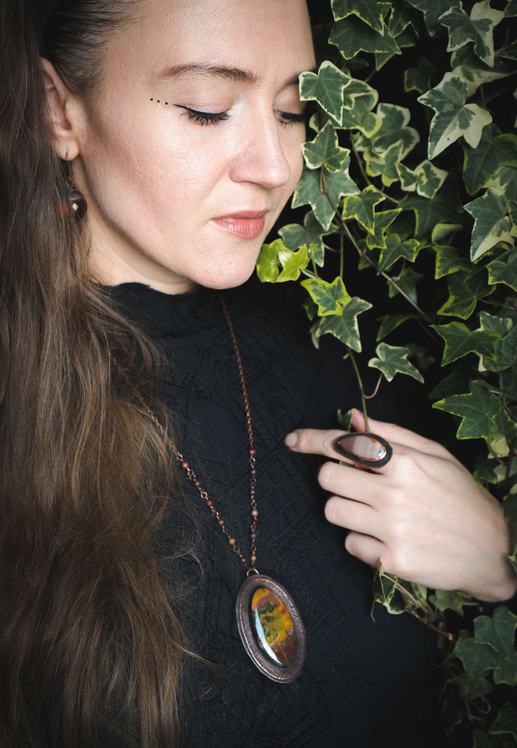 Duży naszyjnik z kolorowym heliotropem, miedziany wisior