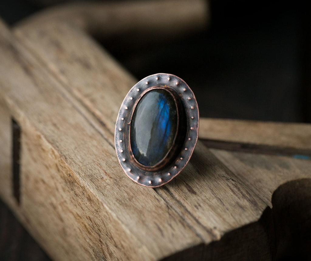 Pierścionek z dużym ciemnoniebieskim labradorytem