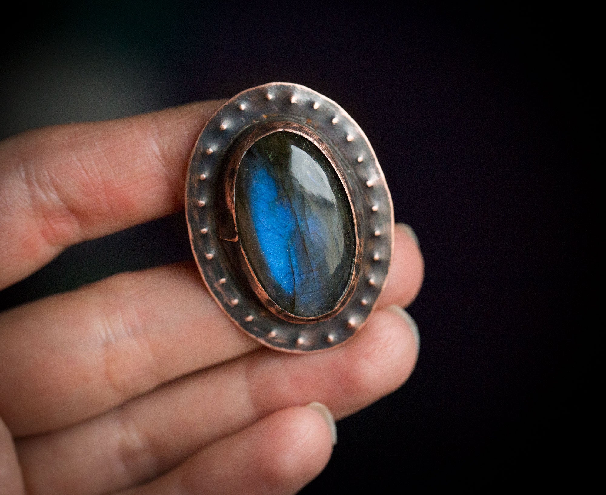 Pierścionek z dużym ciemnoniebieskim labradorytem