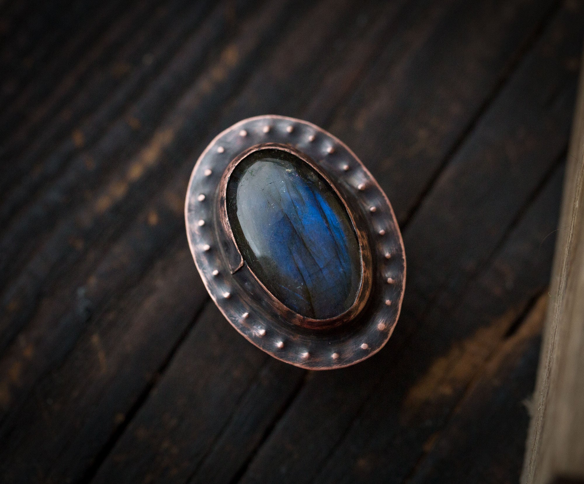 Pierścionek z dużym ciemnoniebieskim labradorytem