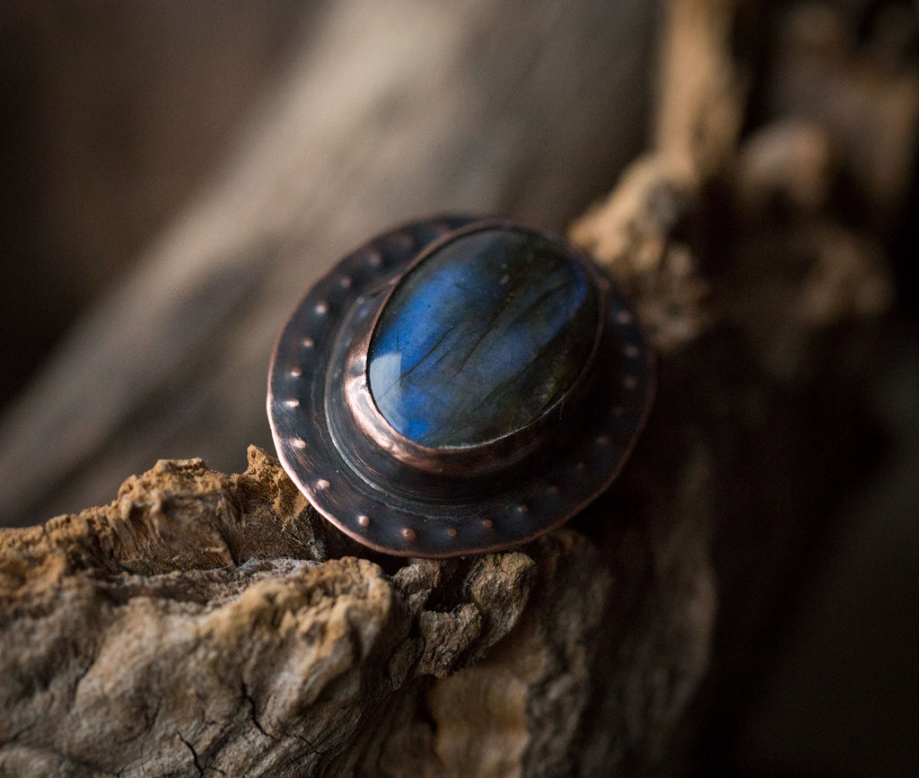 Pierścionek z dużym ciemnoniebieskim labradorytem