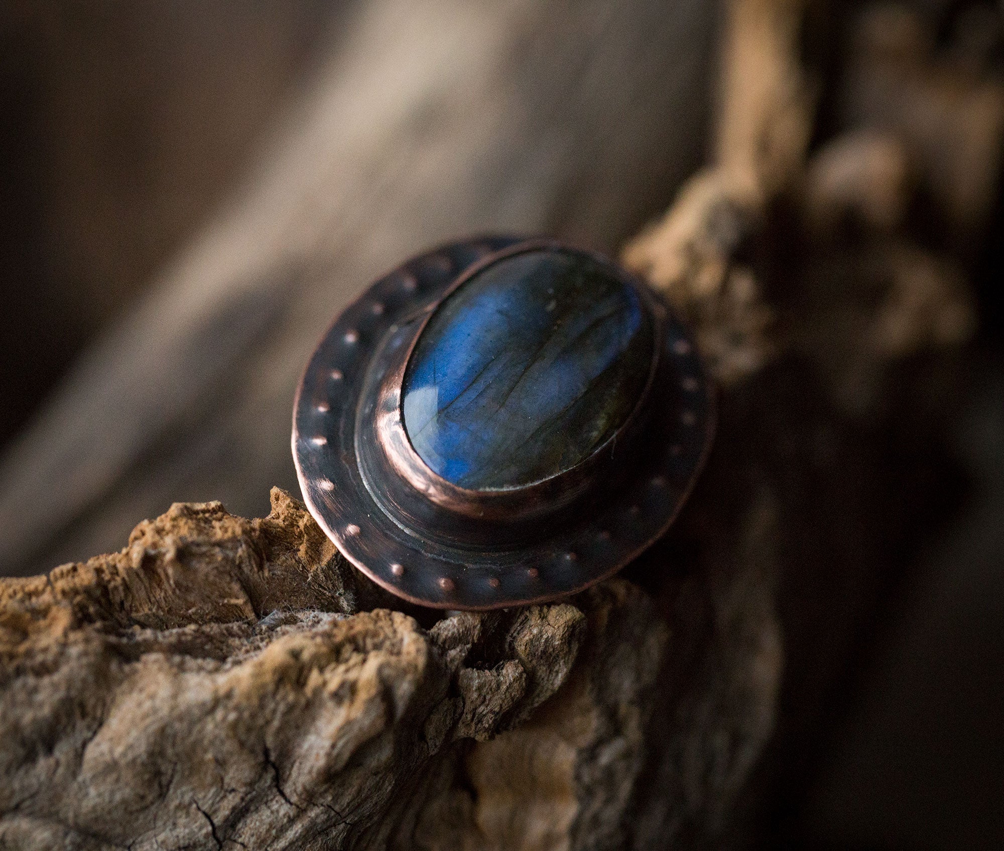 Pierścionek z dużym ciemnoniebieskim labradorytem