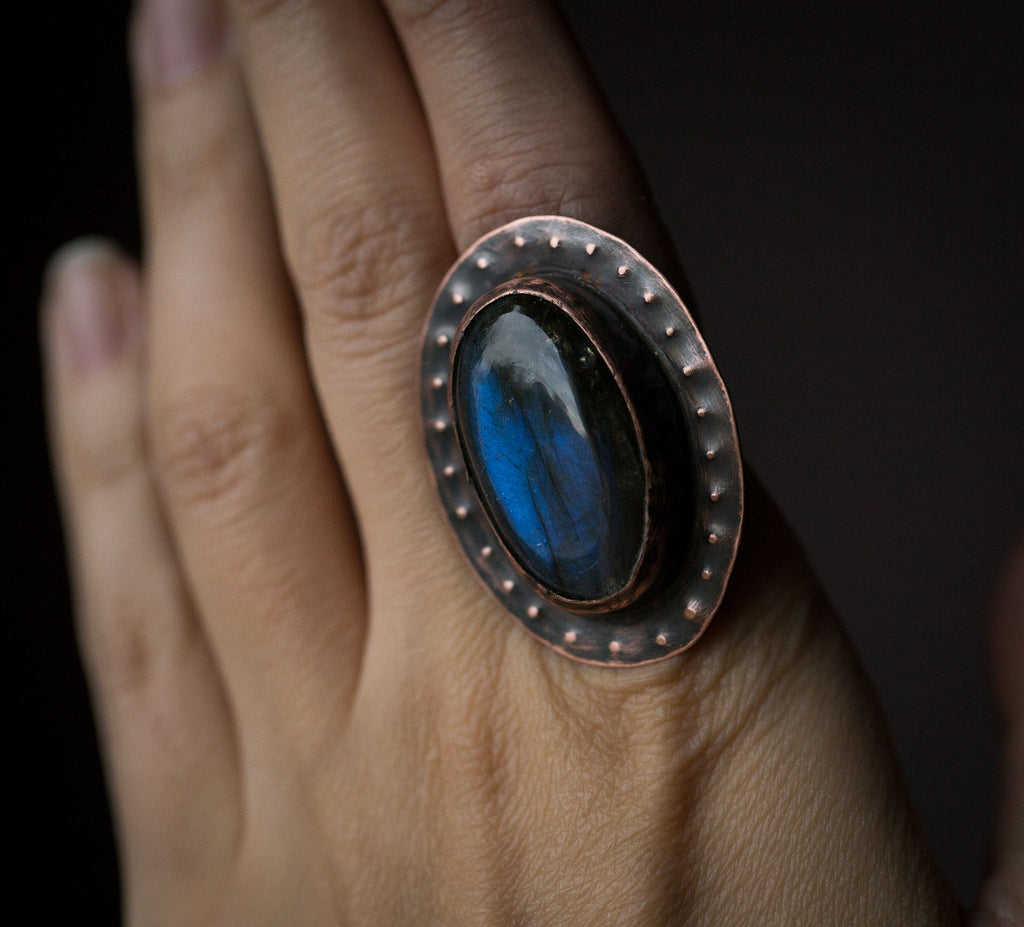 Pierścionek z dużym ciemnoniebieskim labradorytem