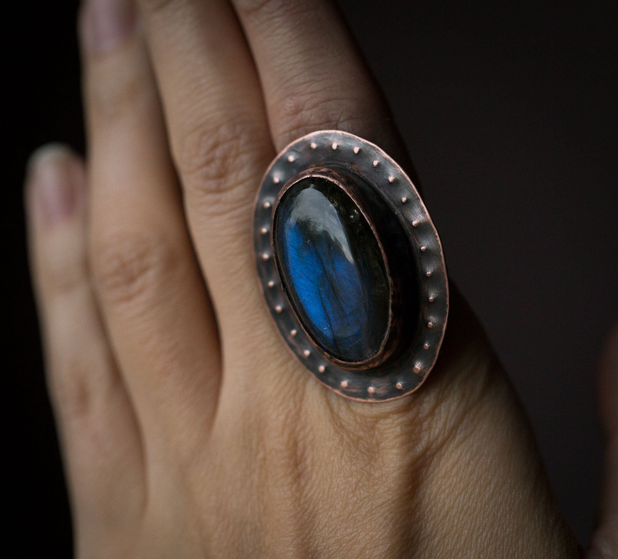 Pierścionek z dużym ciemnoniebieskim labradorytem