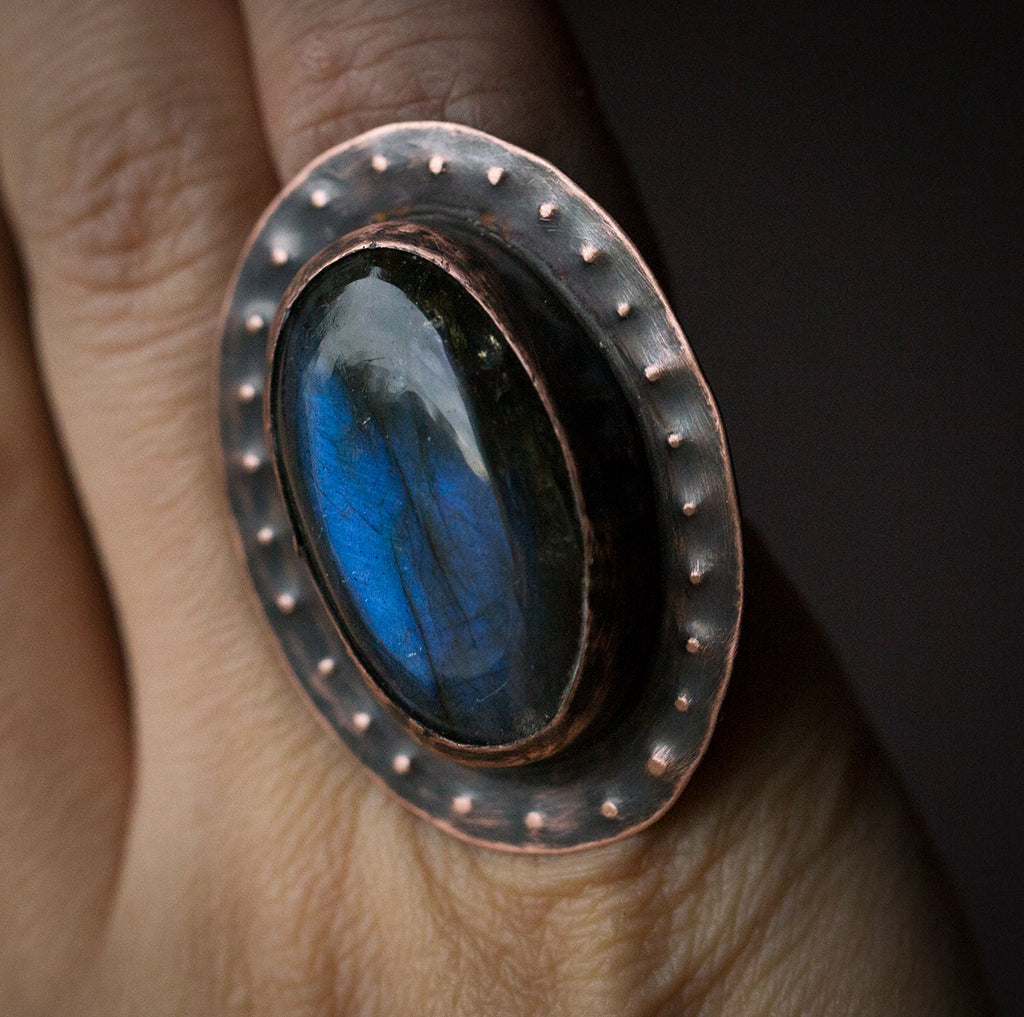 Pierścionek z dużym ciemnoniebieskim labradorytem