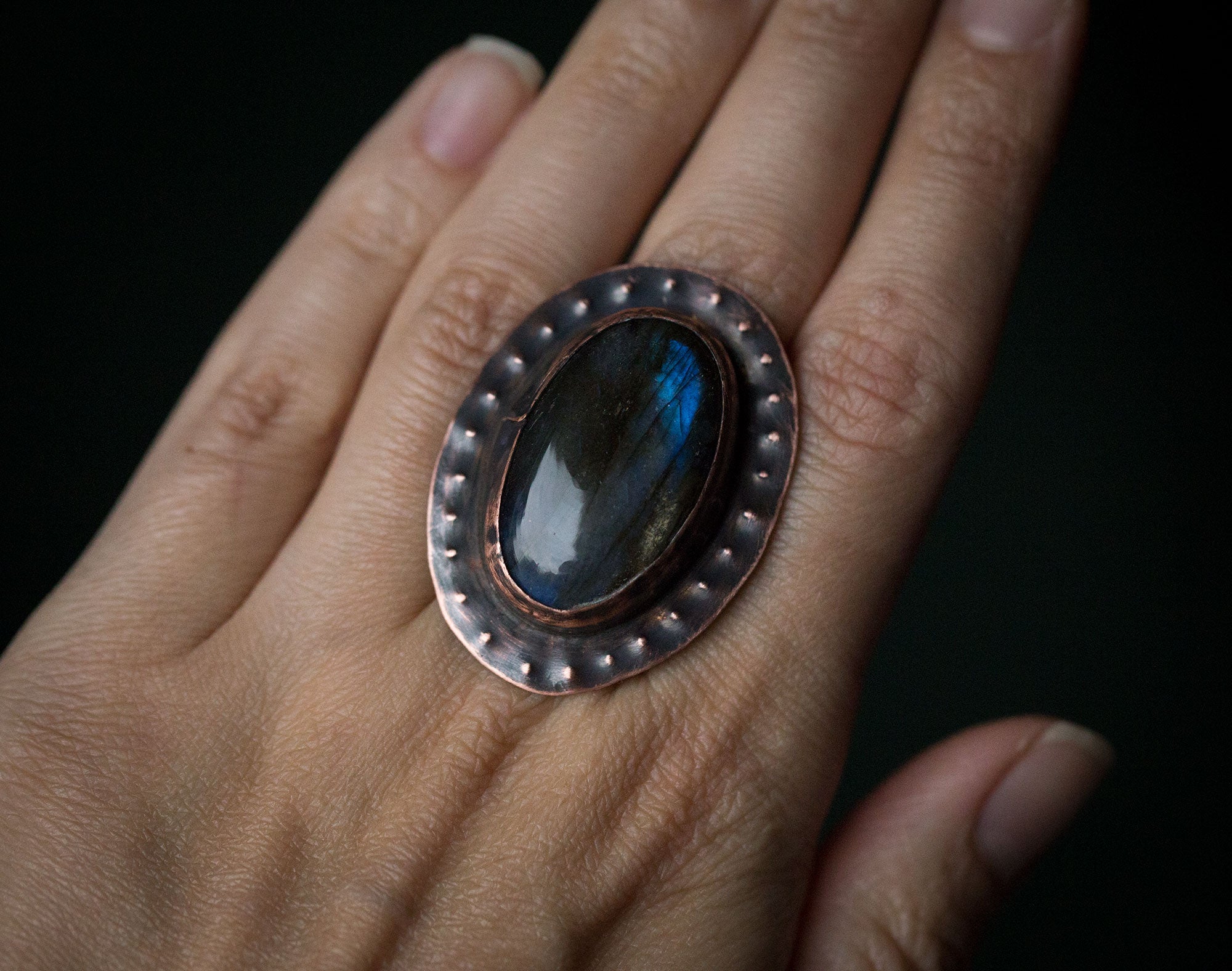 Pierścionek z dużym ciemnoniebieskim labradorytem