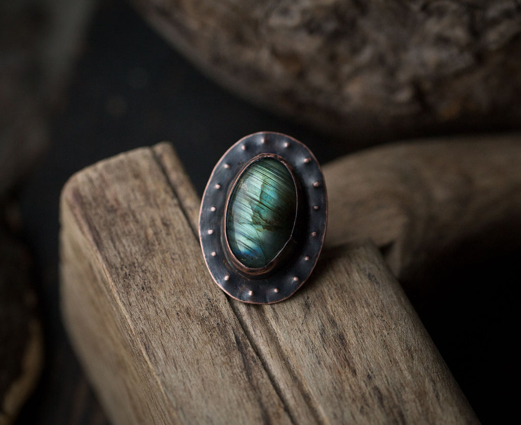 Pierścionek ze jasnozielonym labradorytem