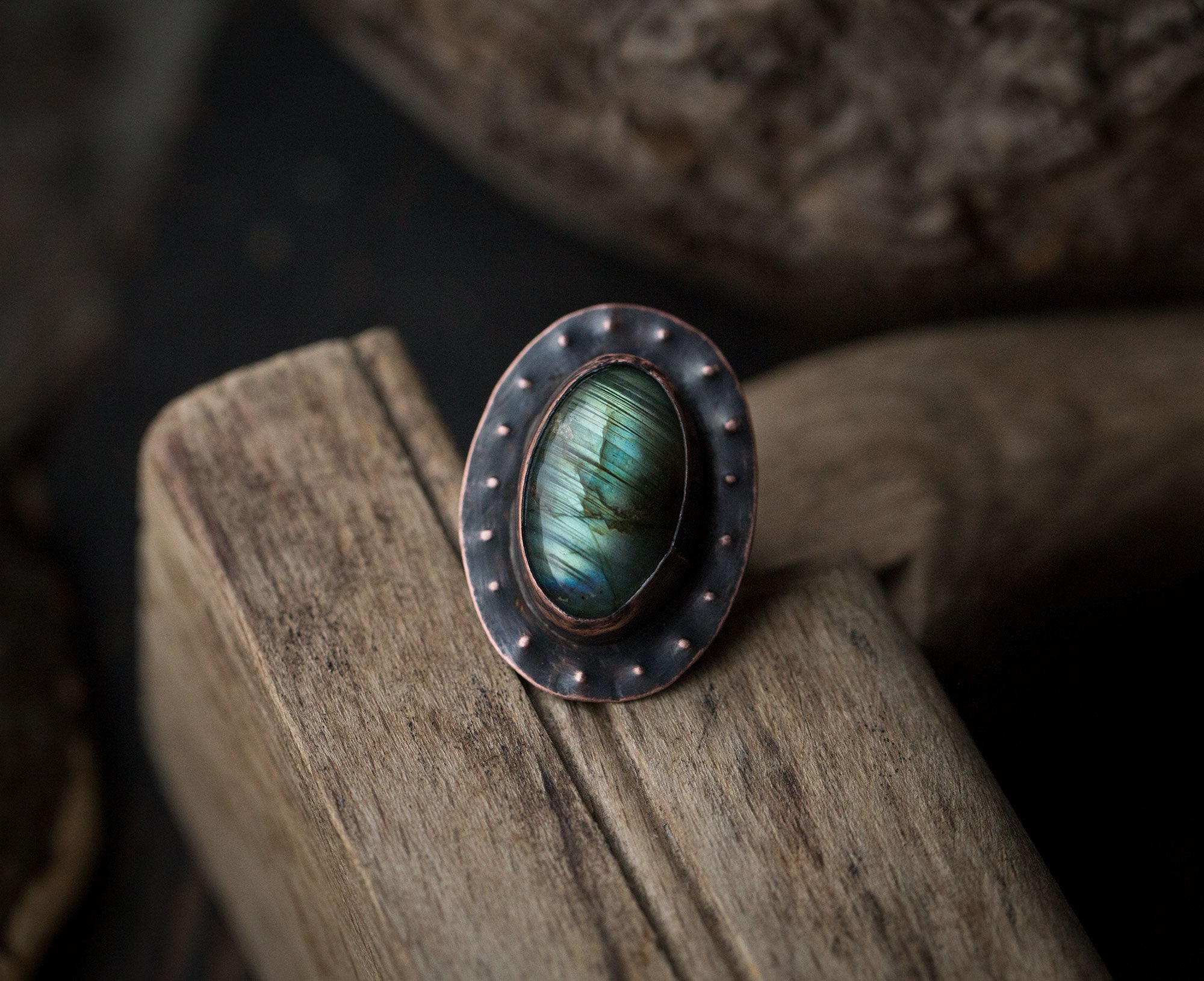 Pierścionek ze jasnozielonym labradorytem