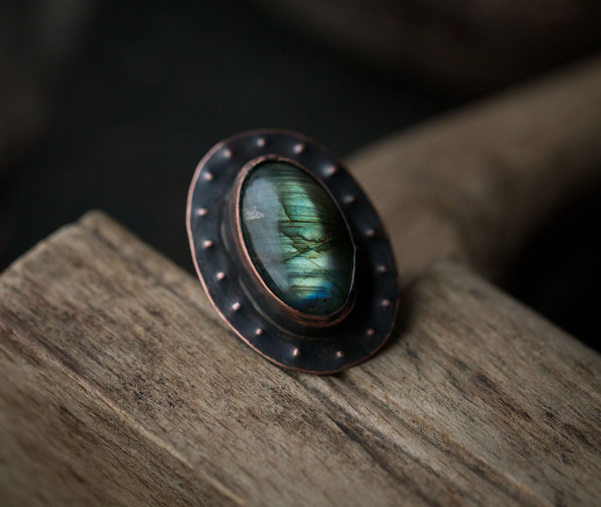 Pierścionek ze jasnozielonym labradorytem