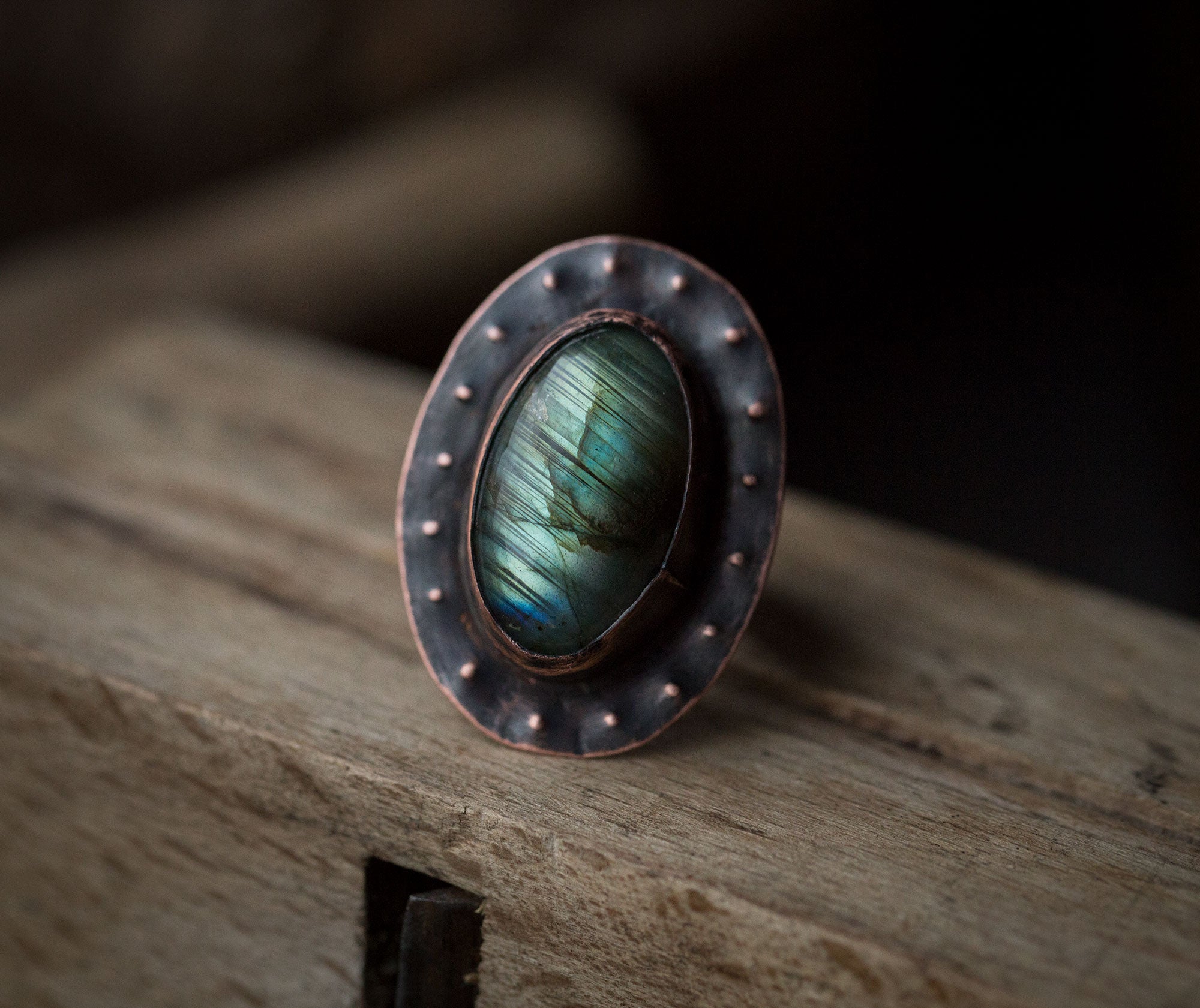 Pierścionek ze jasnozielonym labradorytem