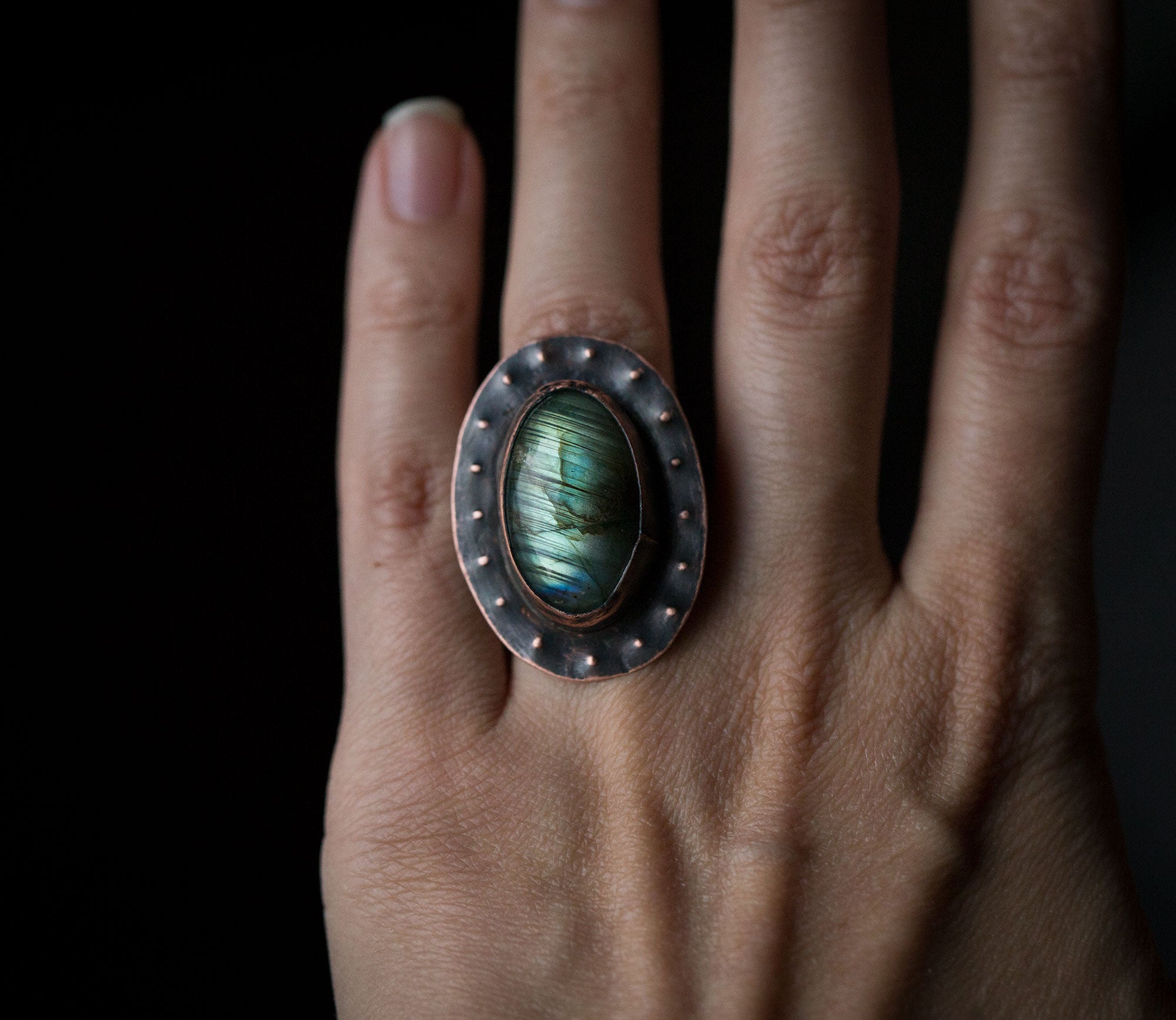 Pierścionek ze jasnozielonym labradorytem