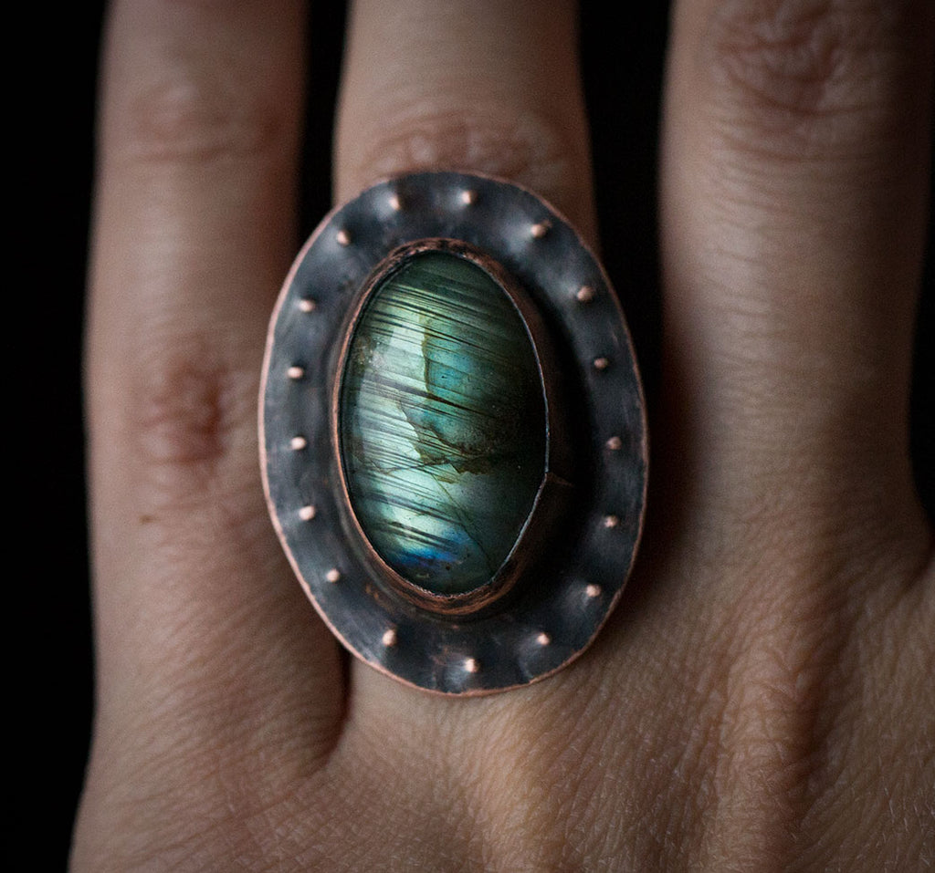 Pierścionek ze jasnozielonym labradorytem