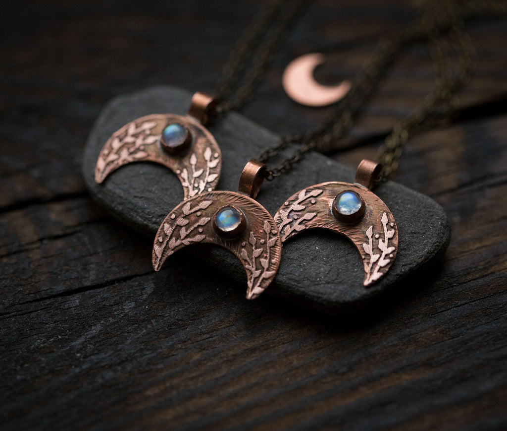 Lunulka, mała lunula z kamieniem księżycowym i roślinnym rysunkiem