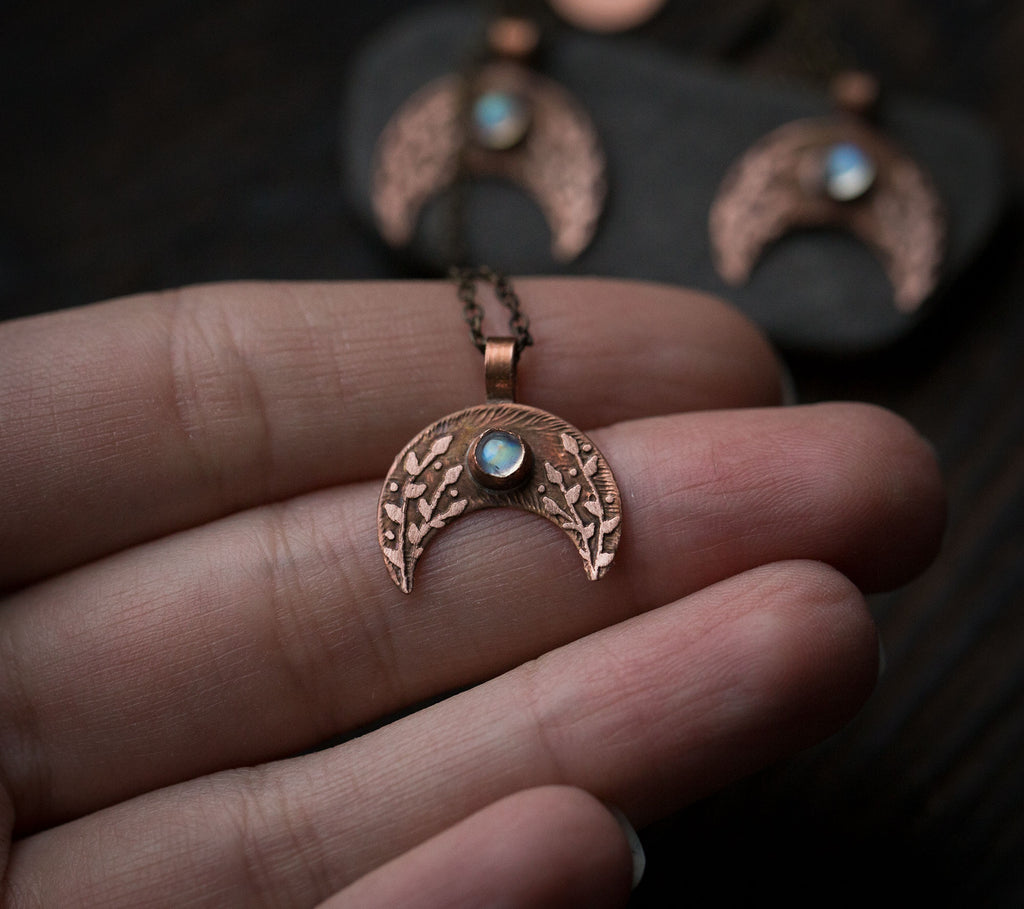 Lunulka, mała lunula z kamieniem księżycowym i roślinnym rysunkiem