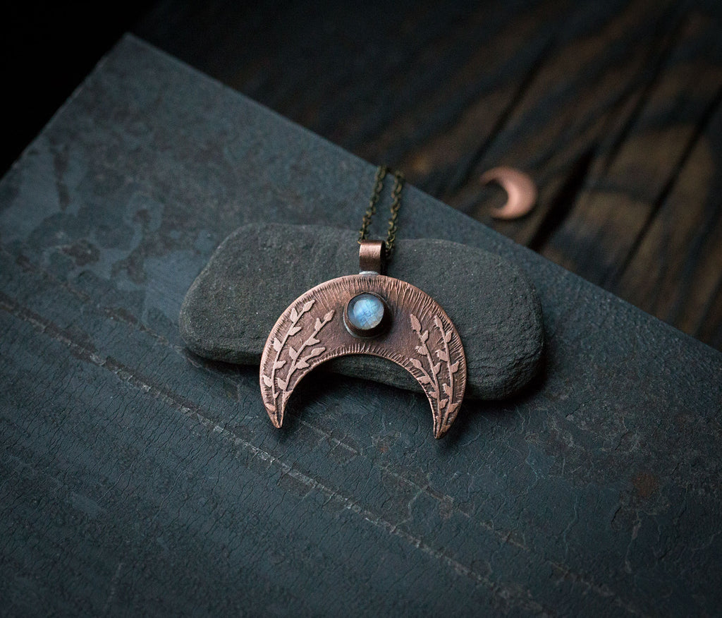 Duża lunula z kamieniem księżycowym i roślinnym rysunkiem