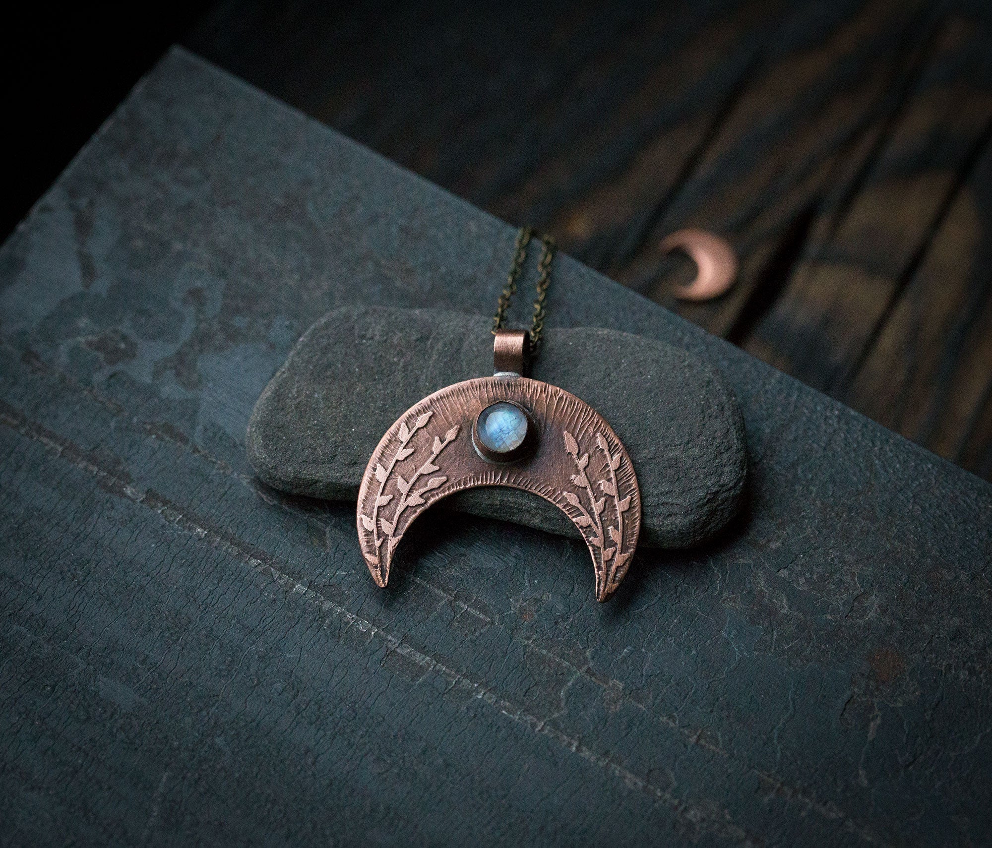 Duża lunula z kamieniem księżycowym i roślinnym rysunkiem