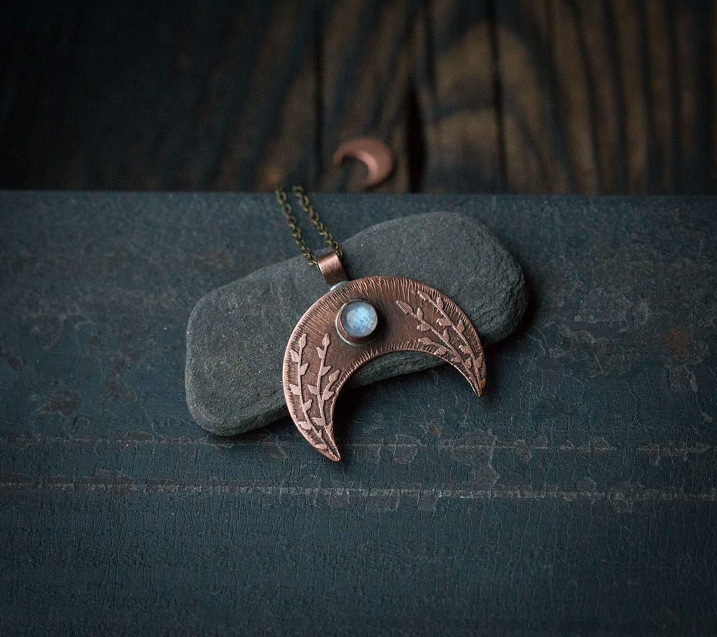 Duża lunula z kamieniem księżycowym i roślinnym rysunkiem