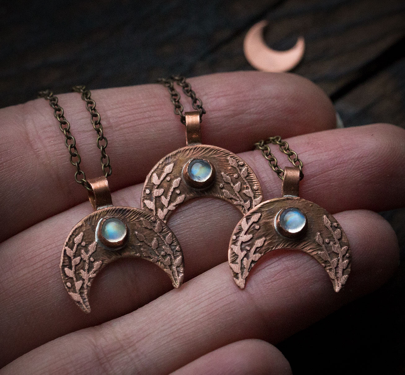 Lunulka, mała lunula z kamieniem księżycowym i roślinnym rysunkiem