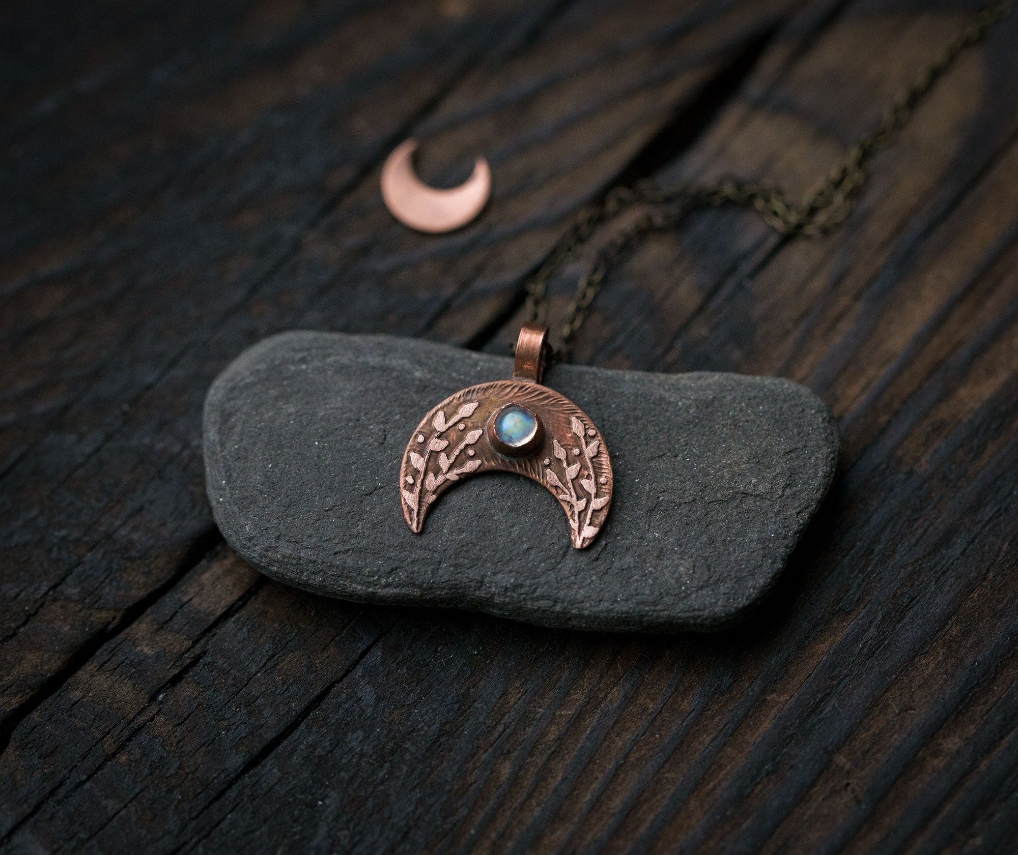 Lunulka, mała lunula z kamieniem księżycowym i roślinnym rysunkiem