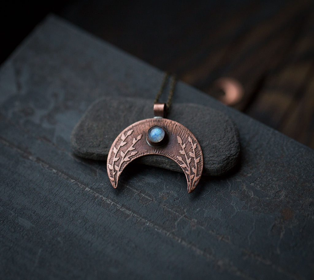 Duża lunula z kamieniem księżycowym i roślinnym rysunkiem