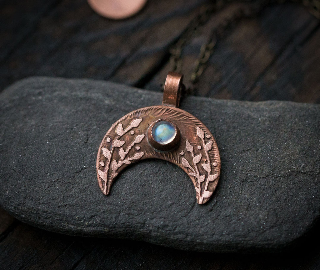 Lunulka, mała lunula z kamieniem księżycowym i roślinnym rysunkiem