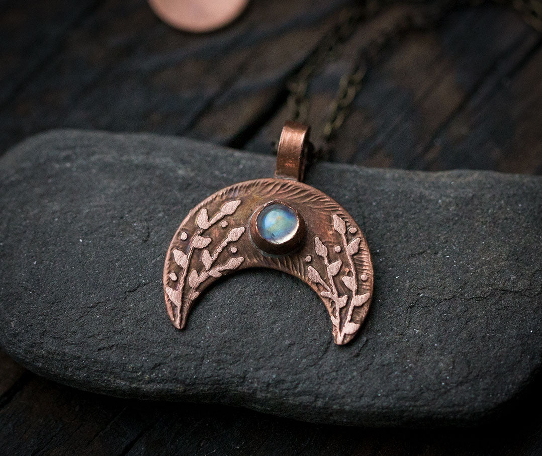 Lunulka, mała lunula z kamieniem księżycowym i roślinnym rysunkiem