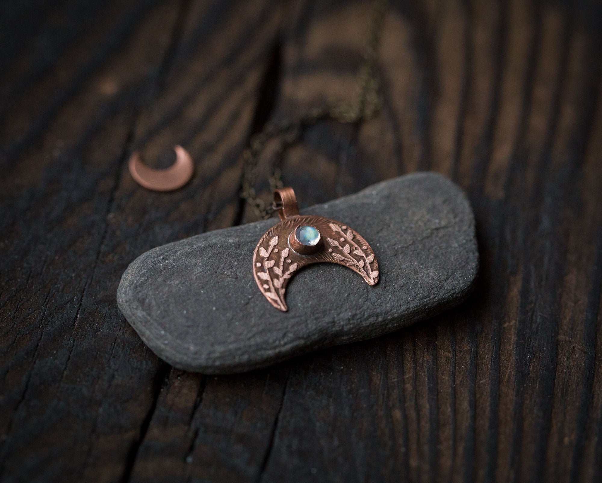 Lunulka, mała lunula z kamieniem księżycowym i roślinnym rysunkiem