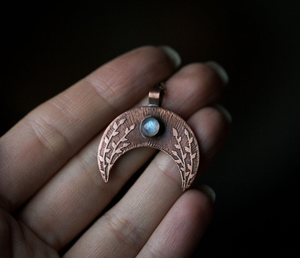 Duża lunula z kamieniem księżycowym i roślinnym rysunkiem