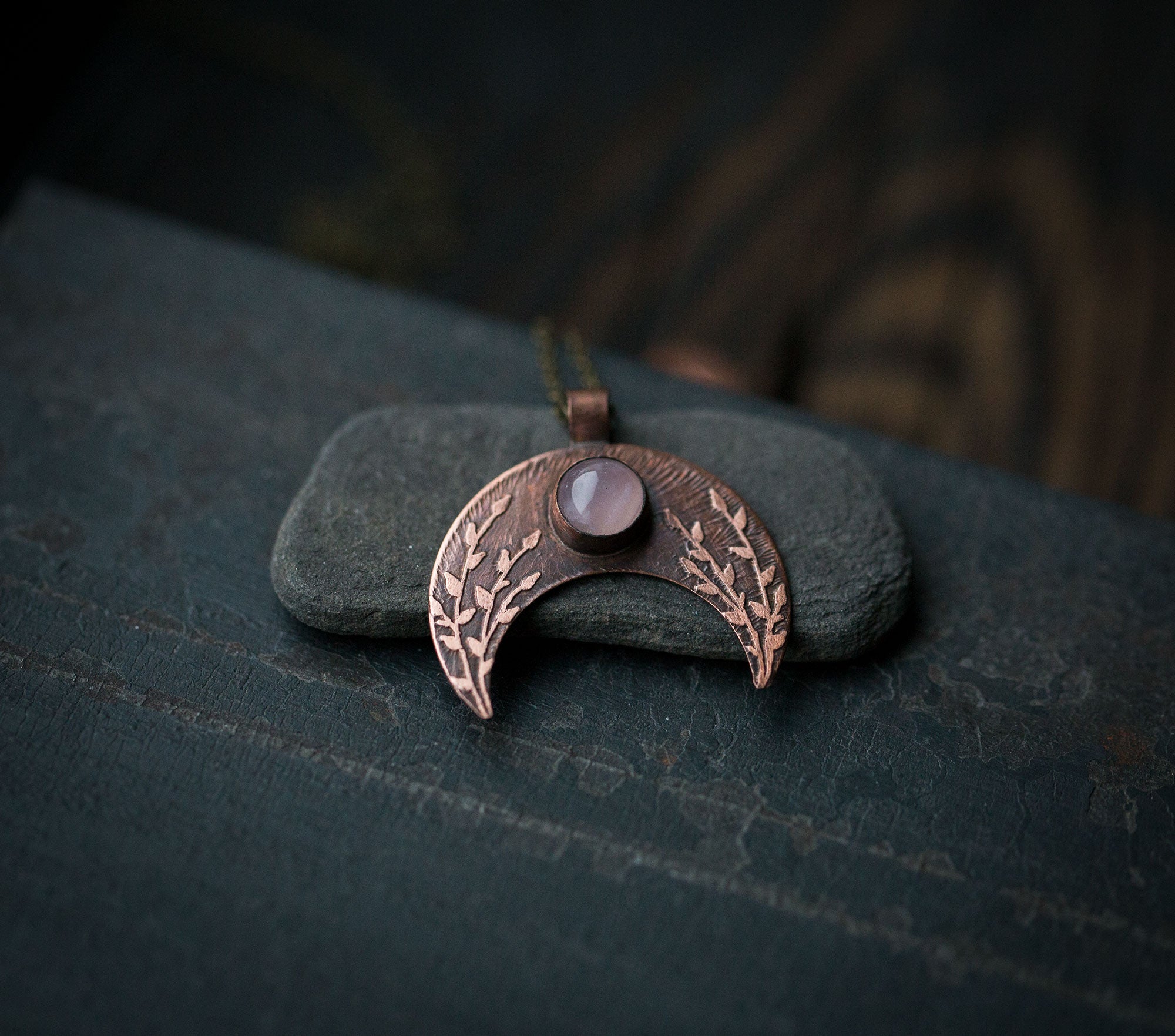 Duża lunula z różowym kwarcem i roślinnym rysunkiem