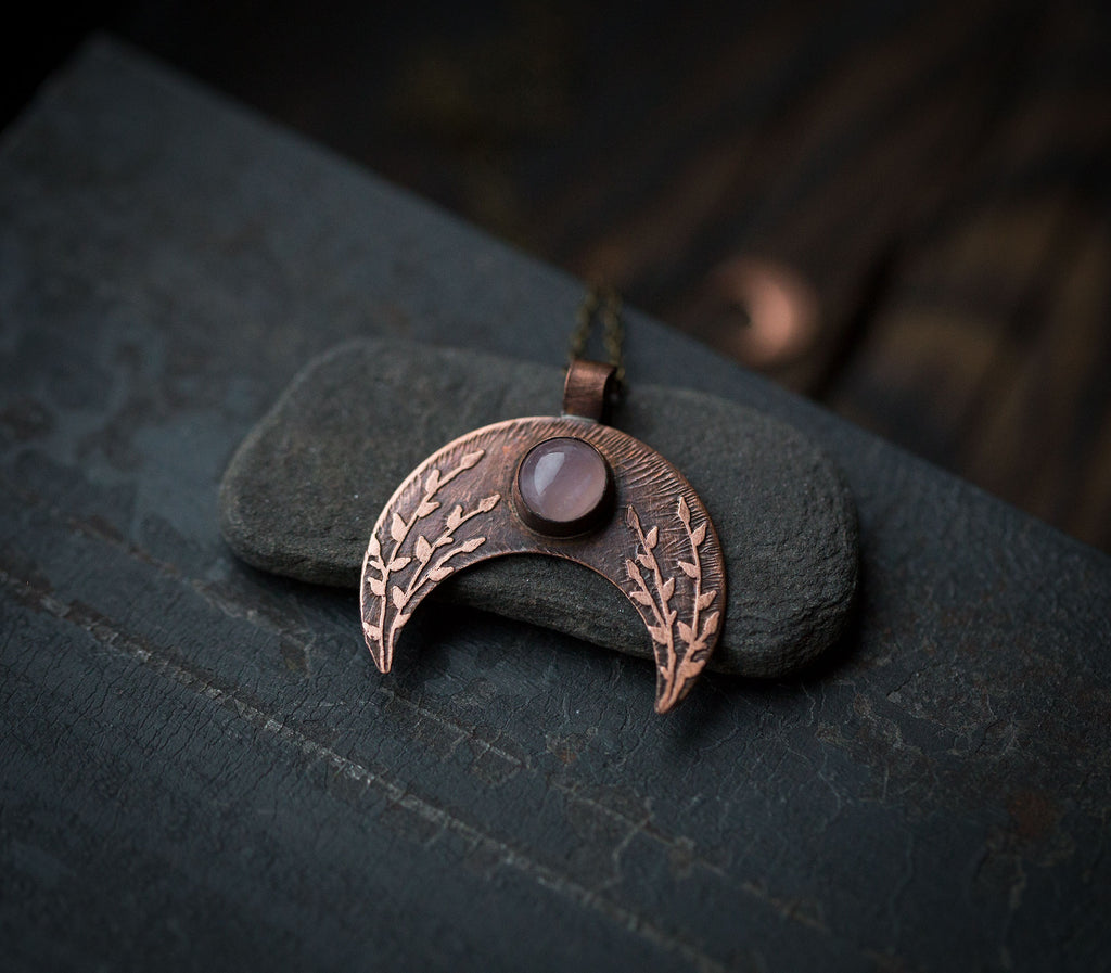 Duża lunula z różowym kwarcem i roślinnym rysunkiem