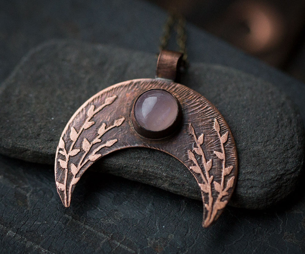 Duża lunula z różowym kwarcem i roślinnym rysunkiem