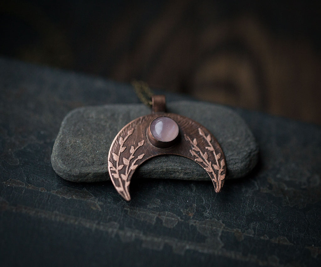 Duża lunula z różowym kwarcem i roślinnym rysunkiem