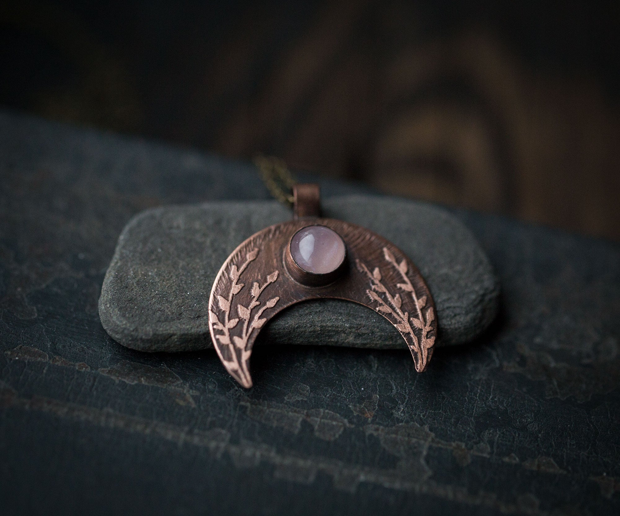 Duża lunula z różowym kwarcem i roślinnym rysunkiem