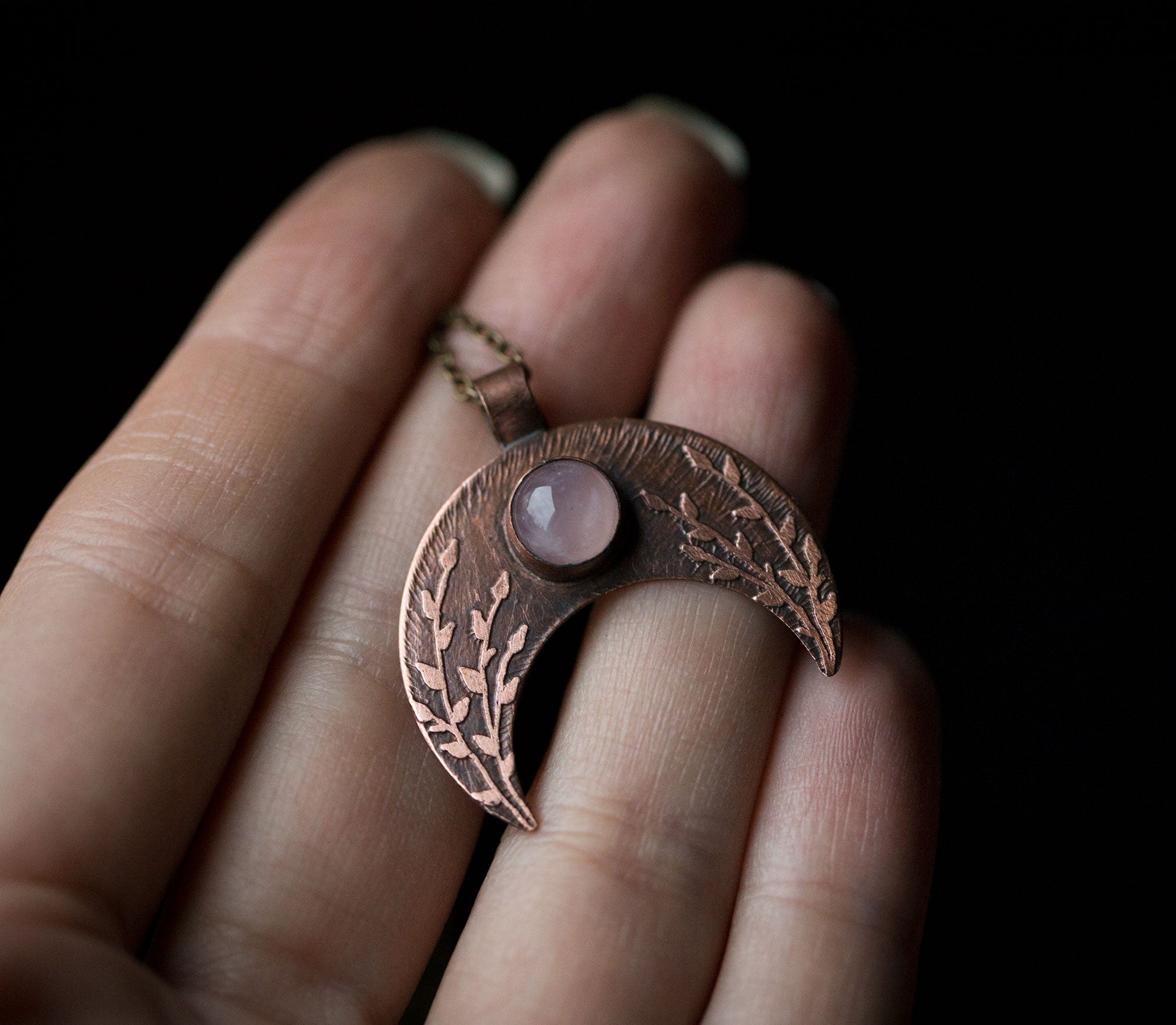 Duża lunula z różowym kwarcem i roślinnym rysunkiem