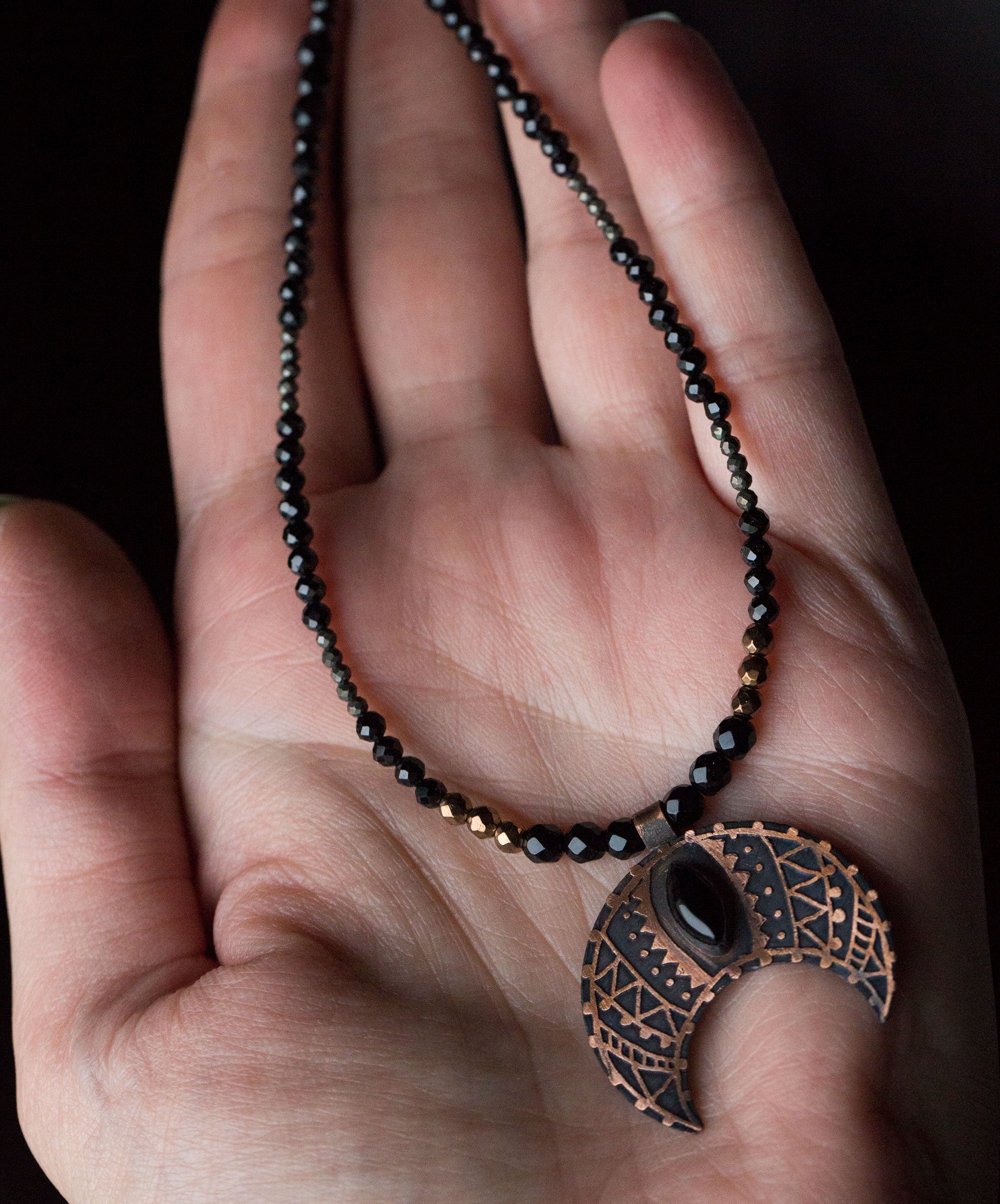 Lunula etniczna z onyksem, spinelem, pirytem i hematytem