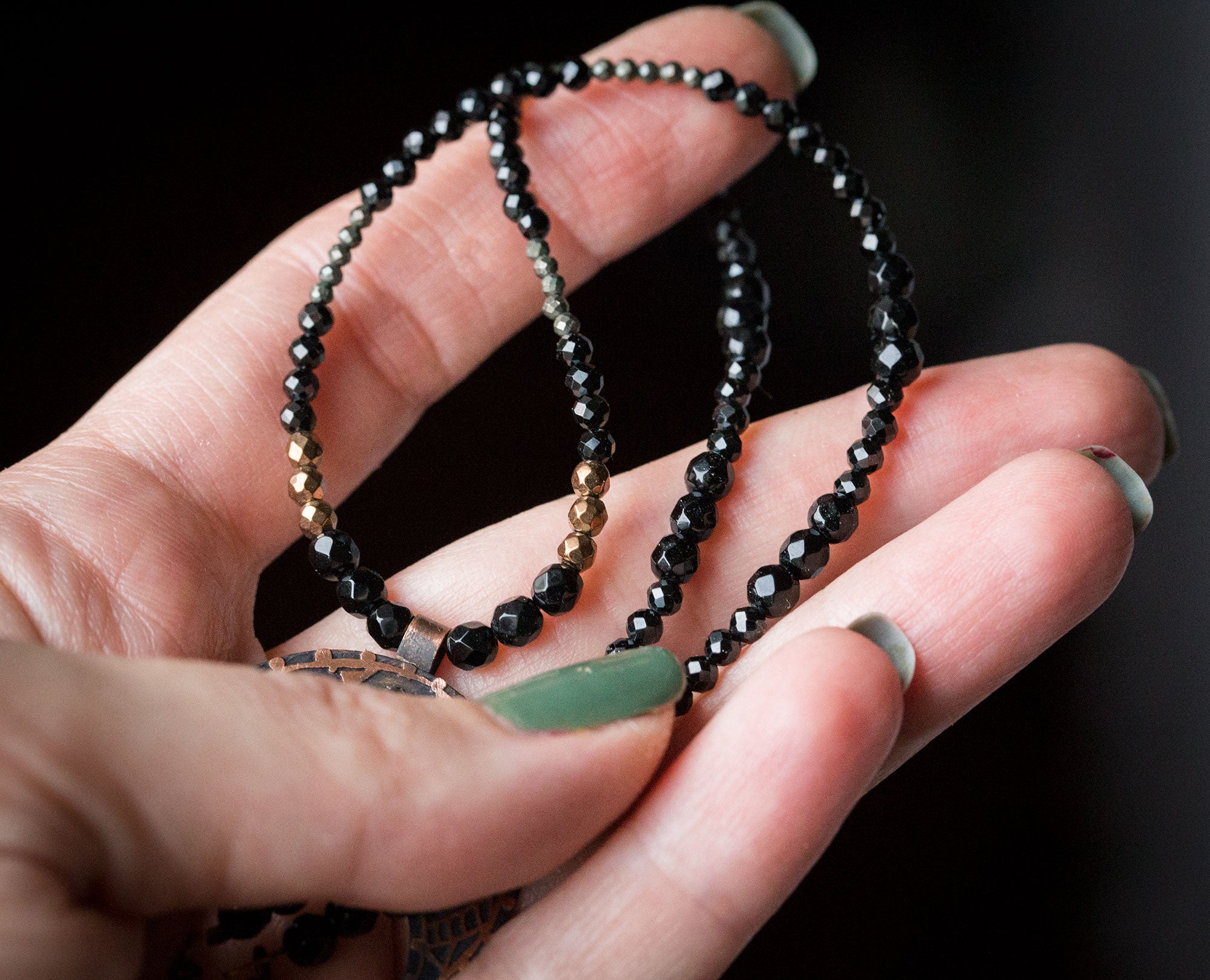 Lunula etniczna z onyksem, spinelem, pirytem i hematytem