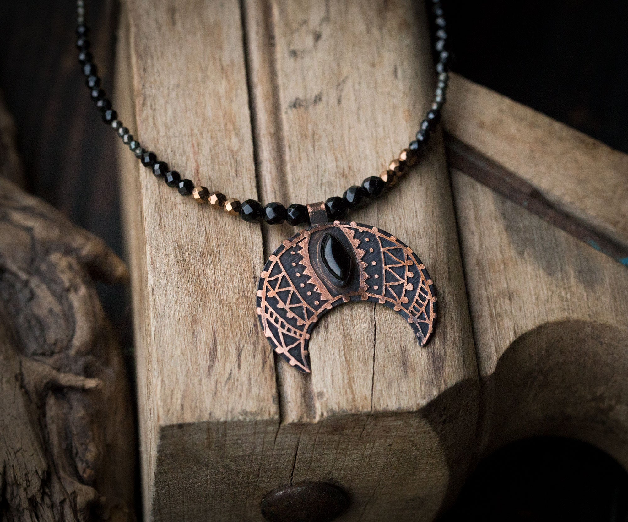 Lunula etniczna z onyksem, spinelem, pirytem i hematytem