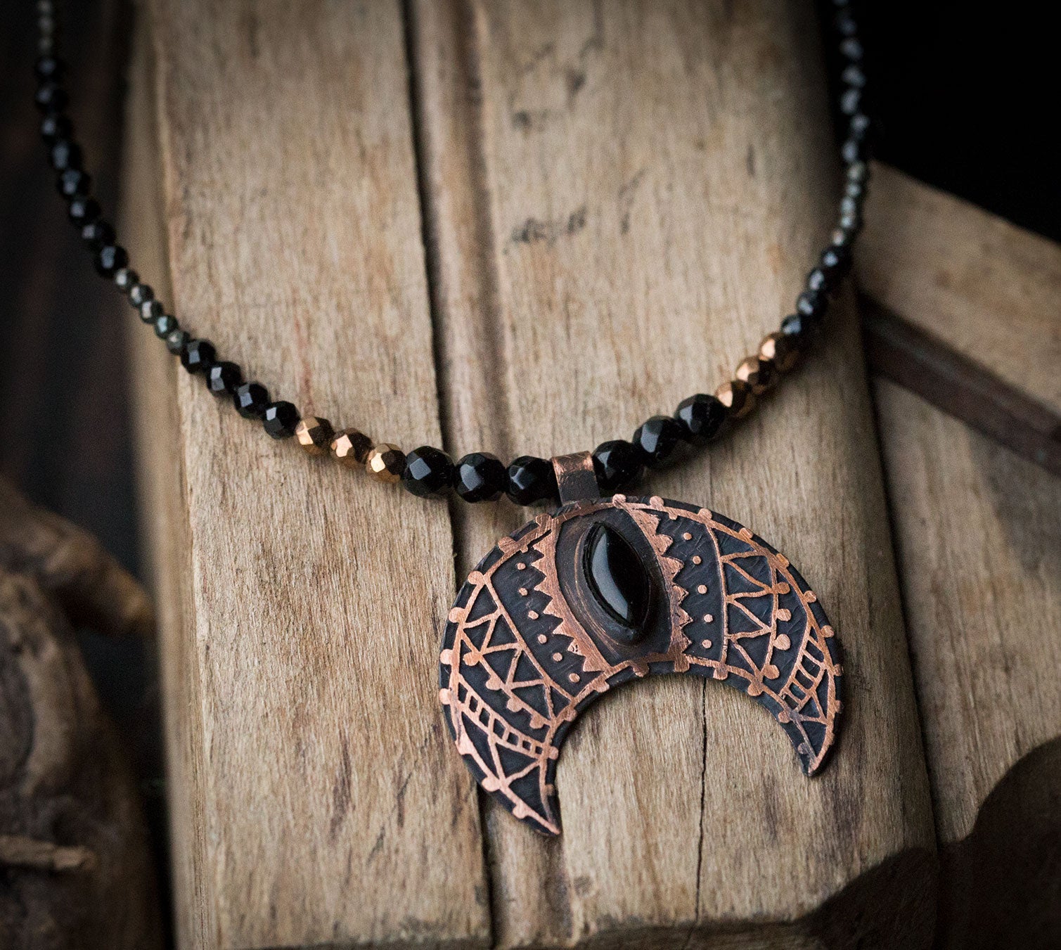 Lunula etniczna z onyksem, spinelem, pirytem i hematytem