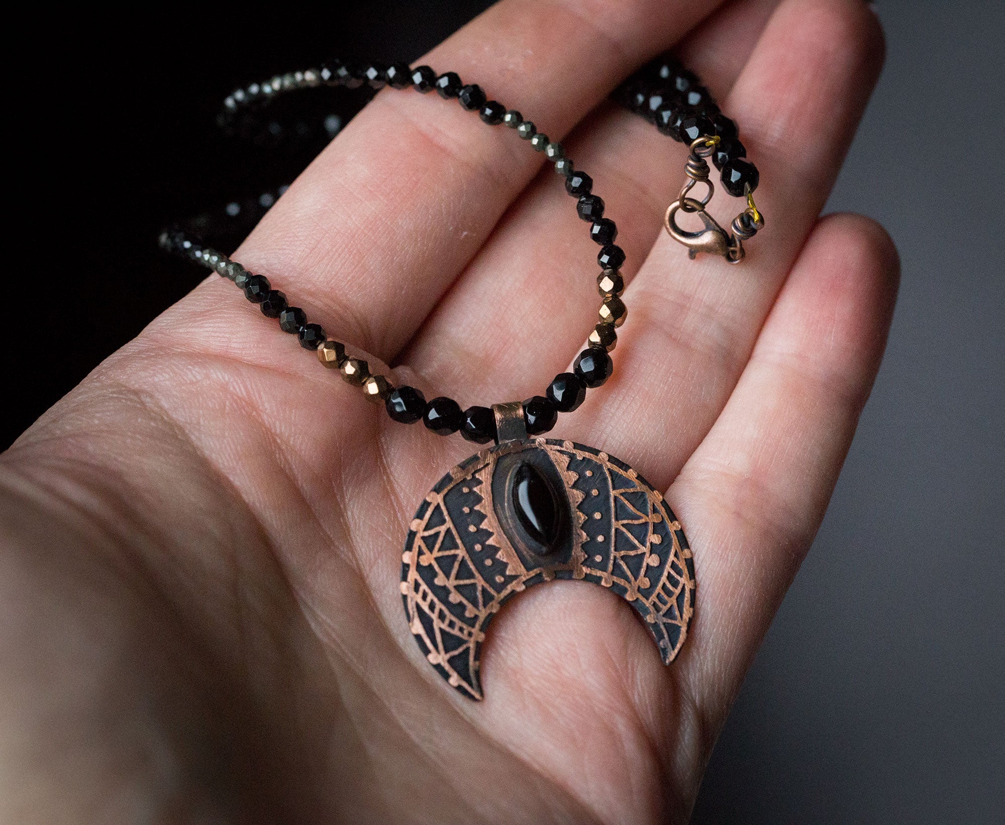 Lunula etniczna z onyksem, spinelem, pirytem i hematytem