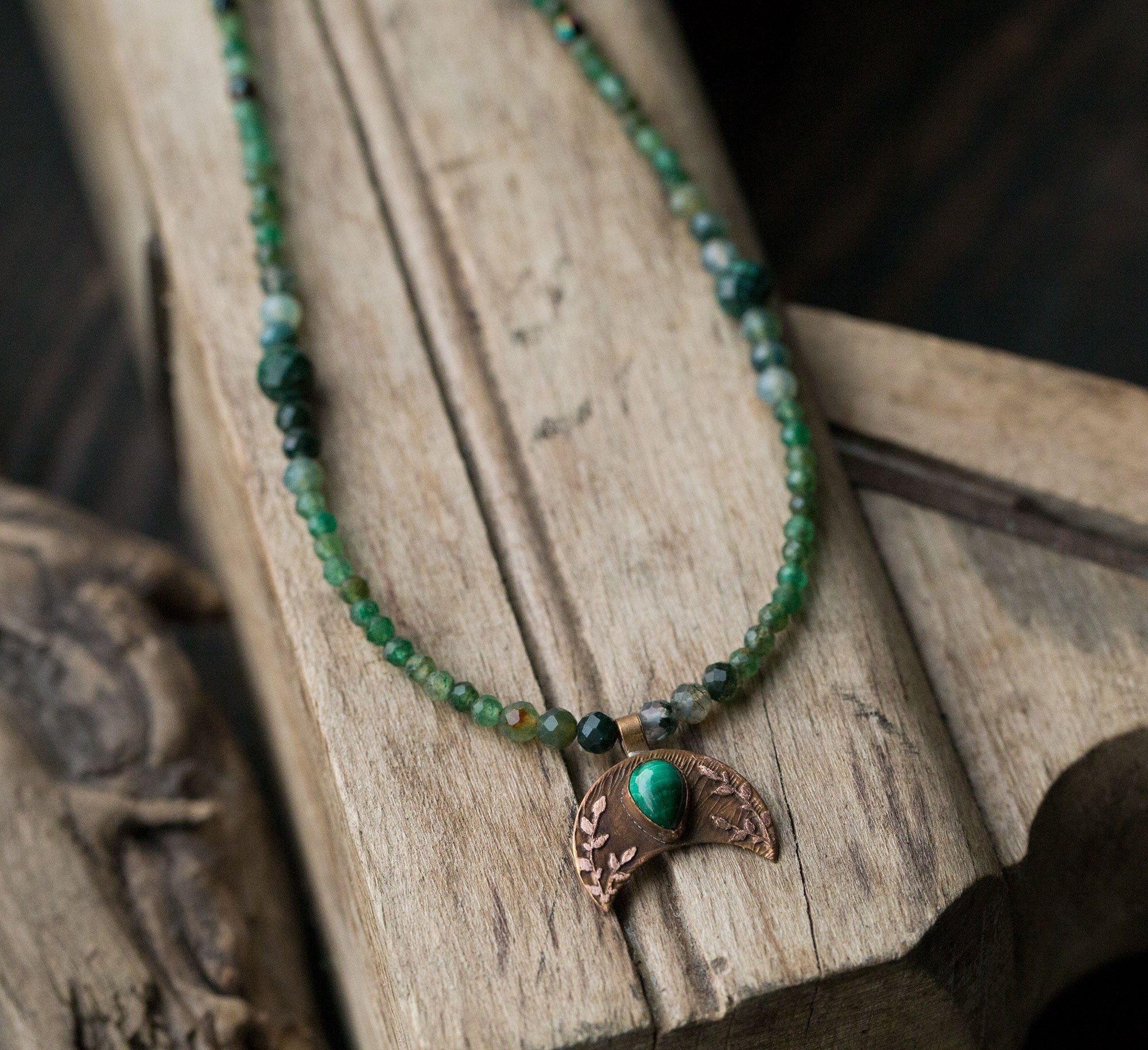 Lunula z roślinnym rysunkiem, malachitem, turmalinem, agatem mszystym