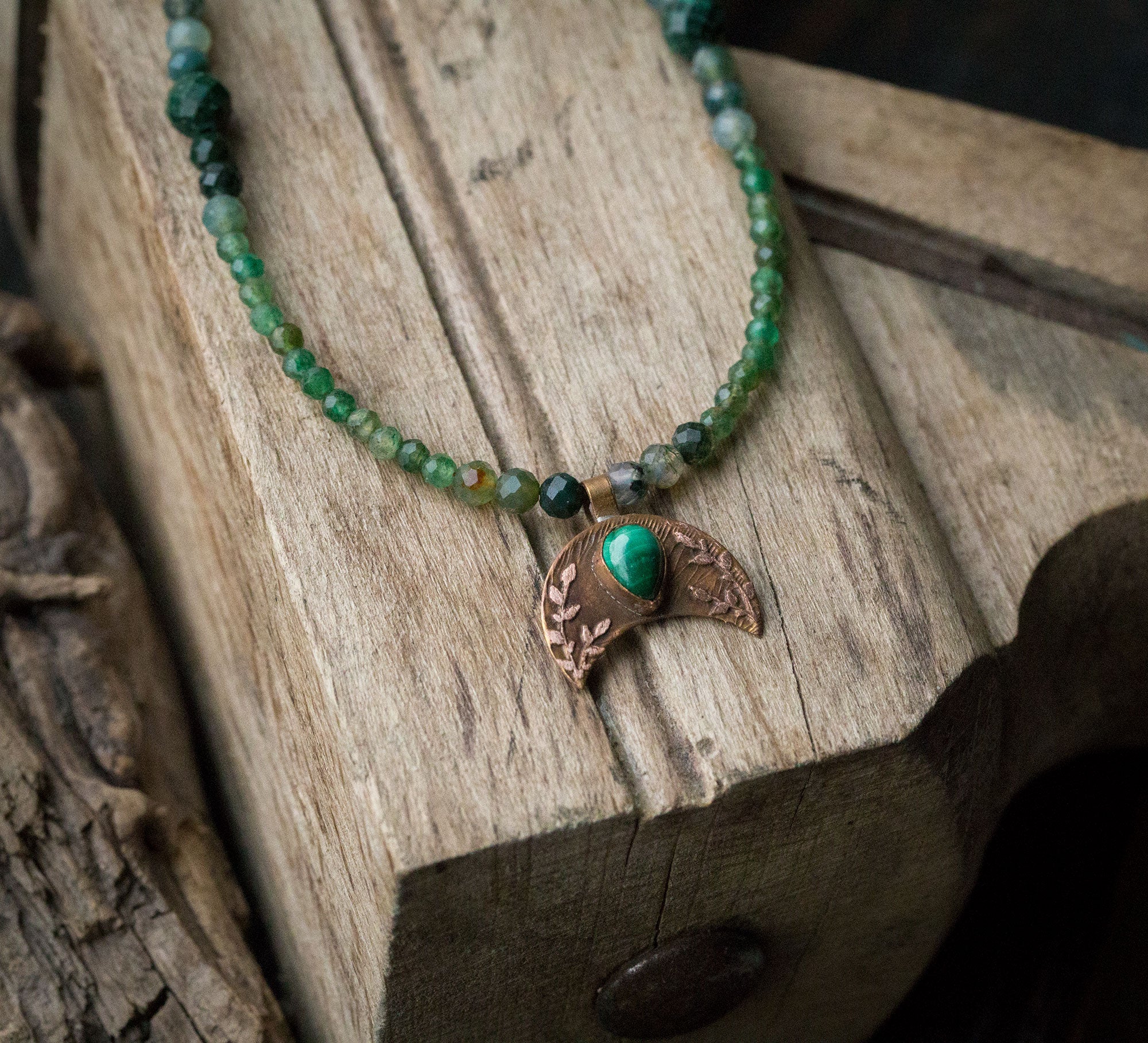 Lunula z roślinnym rysunkiem, malachitem, turmalinem, agatem mszystym