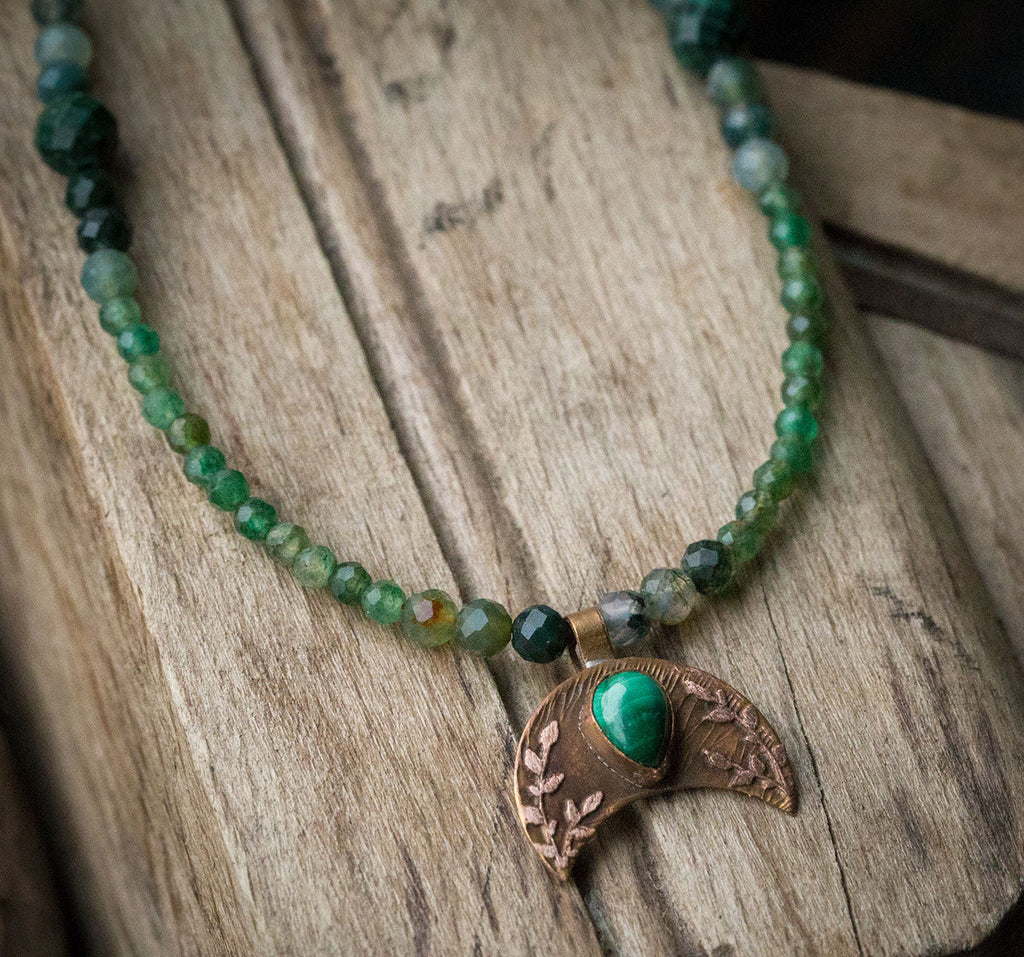 Lunula z roślinnym rysunkiem, malachitem, turmalinem, agatem mszystym