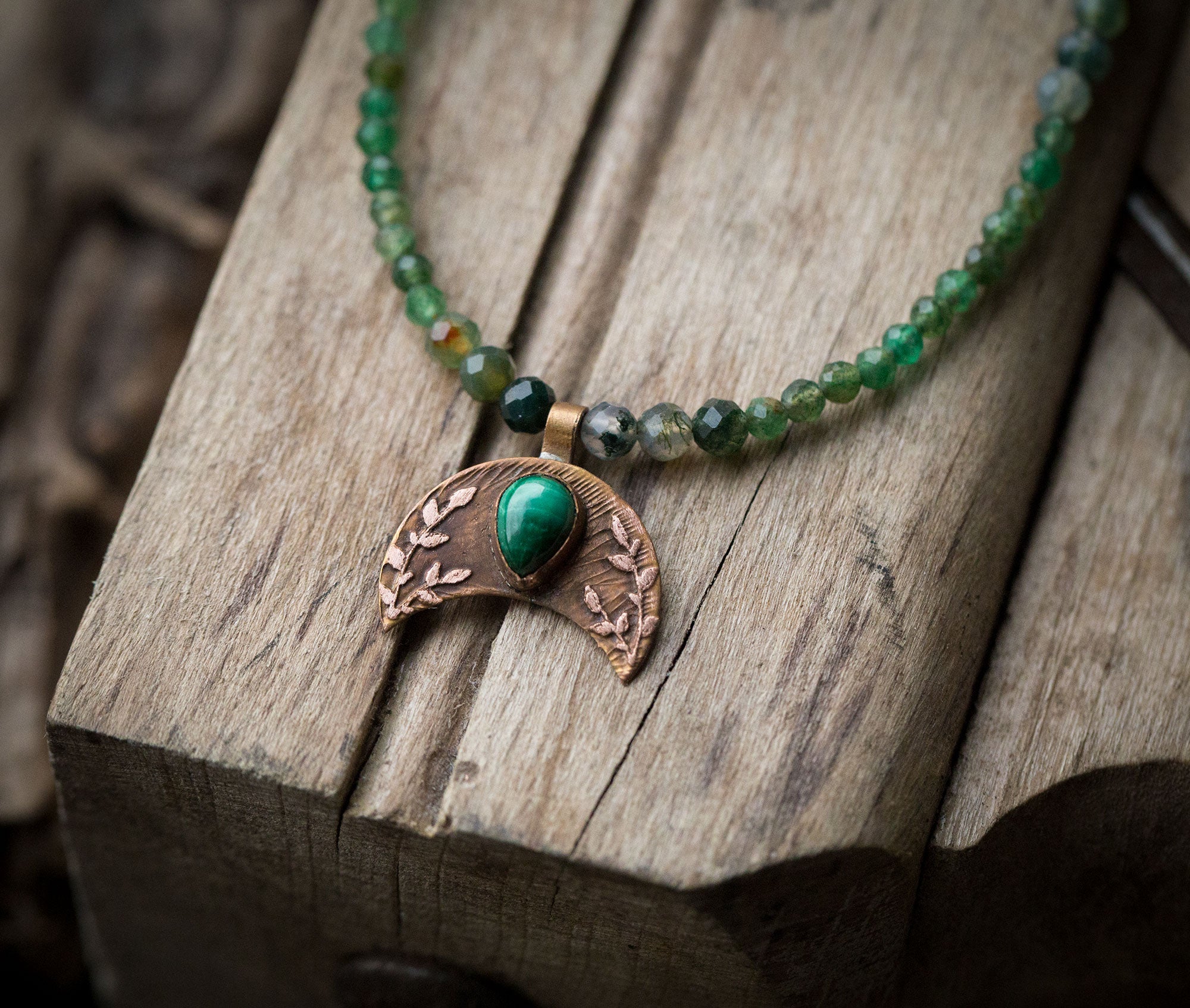 Lunula z roślinnym rysunkiem, malachitem, turmalinem, agatem mszystym