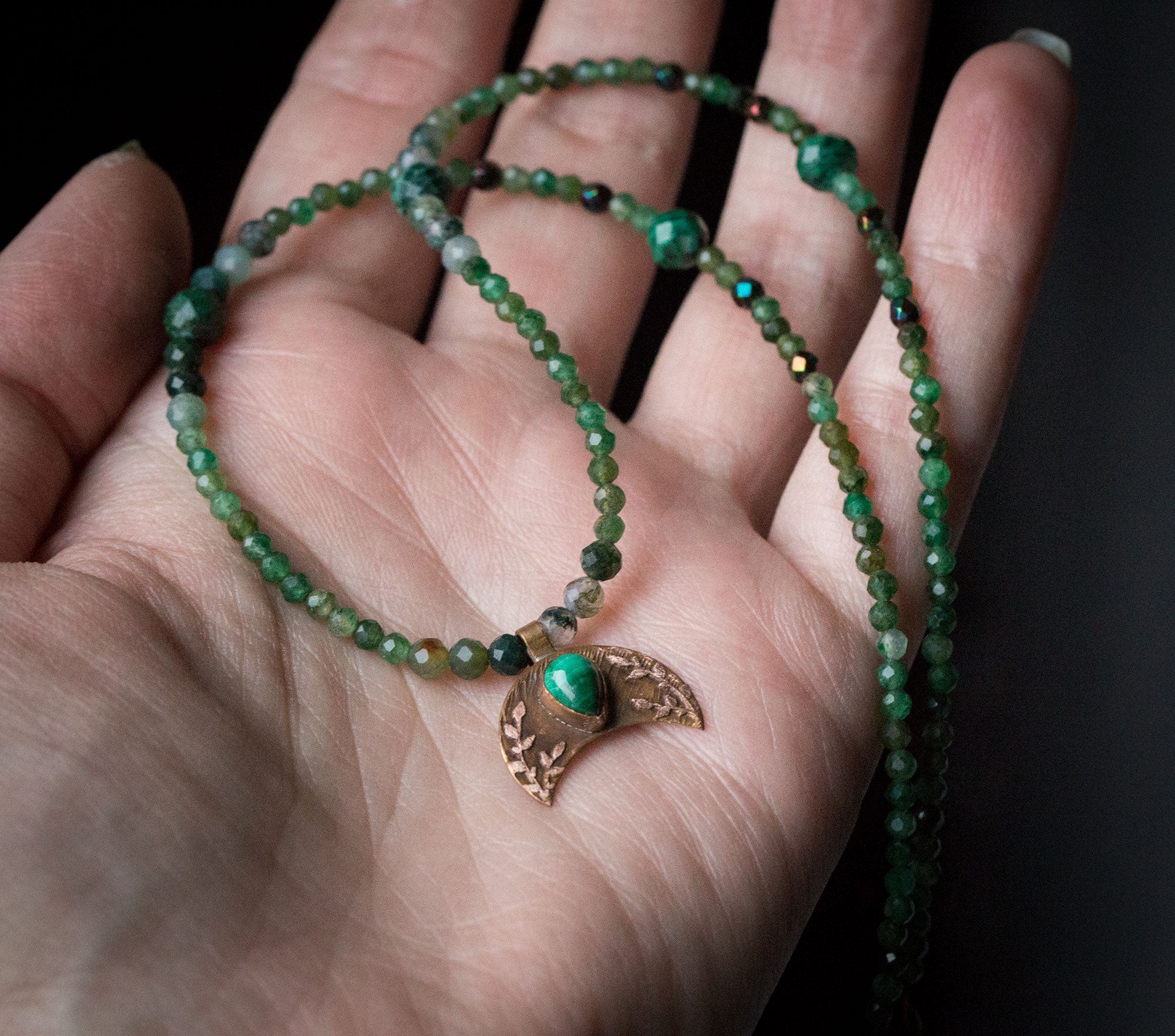 Lunula z roślinnym rysunkiem, malachitem, turmalinem, agatem mszystym