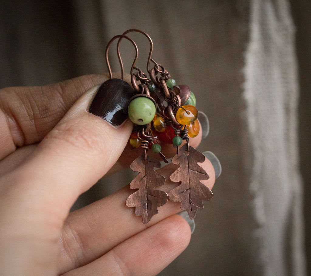 Kolczyki małe liście dębu z żołędziami, jesienne kolory