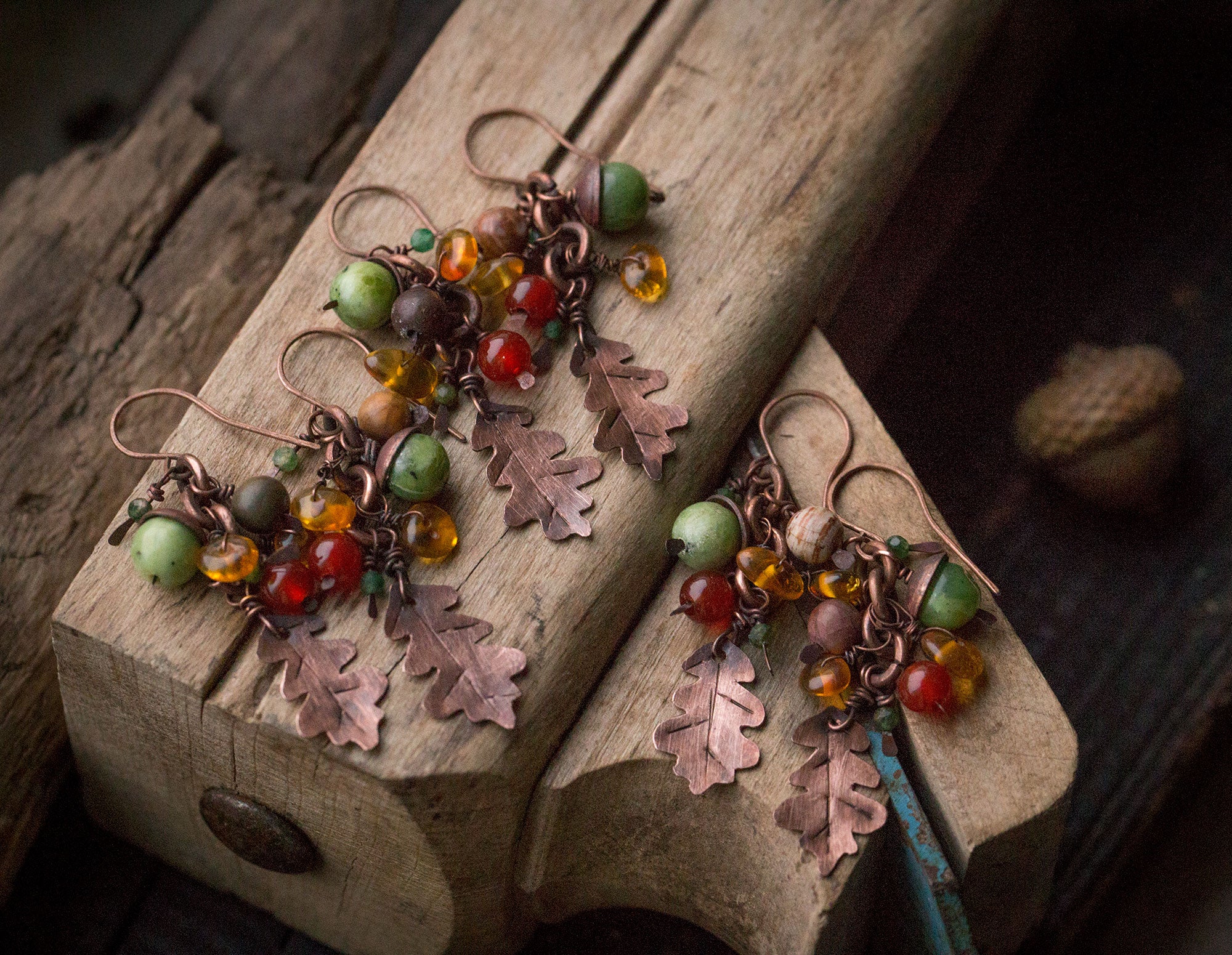 Kolczyki małe liście dębu z żołędziami, jesienne kolory