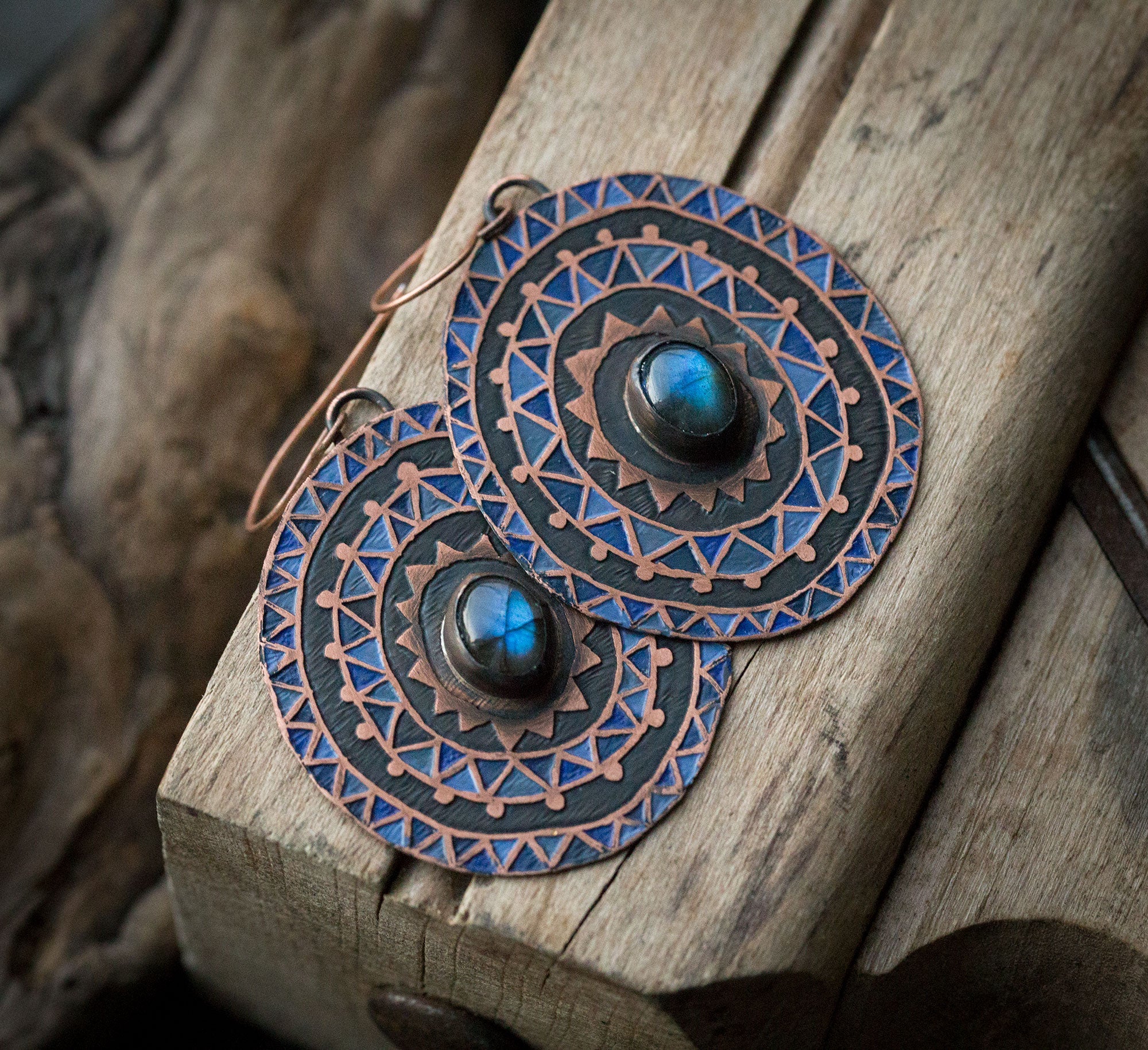 Granatowe kolczyki z etnicznym wzorem i niebieskim labradorytem