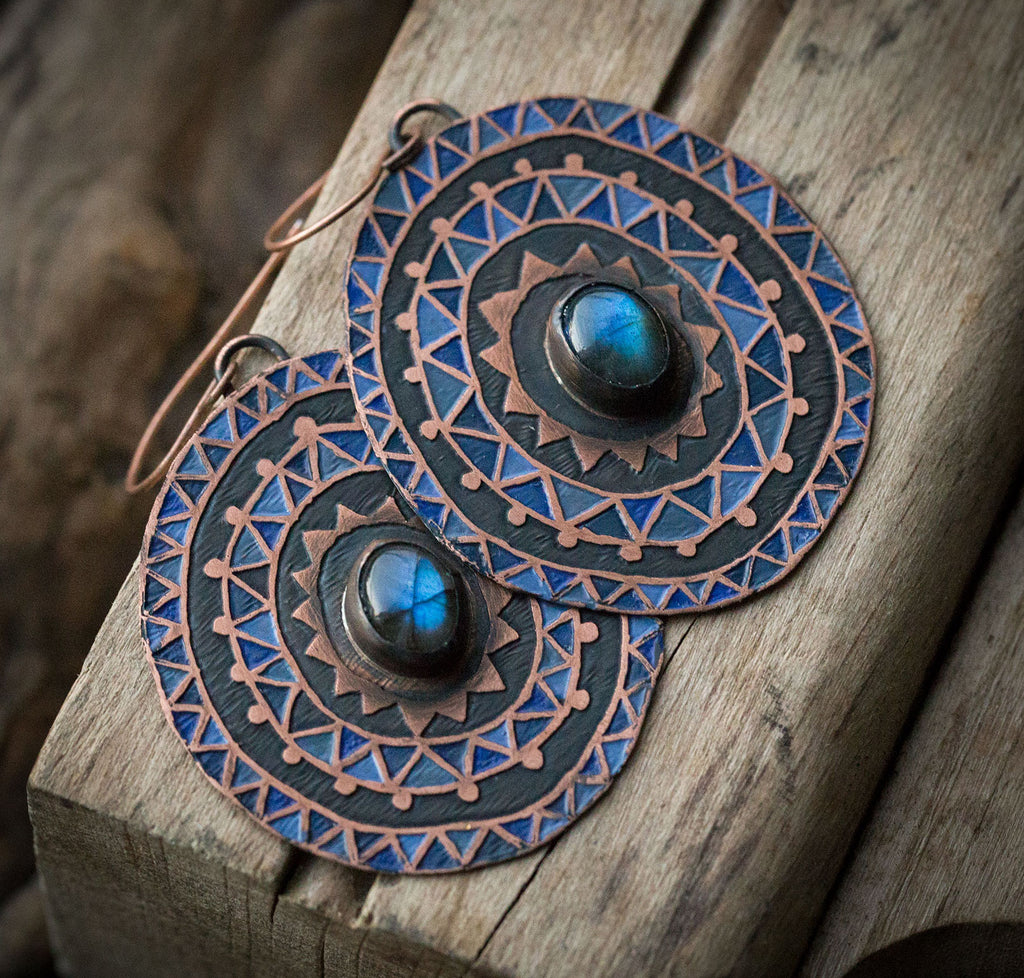 Granatowe kolczyki z etnicznym wzorem i niebieskim labradorytem