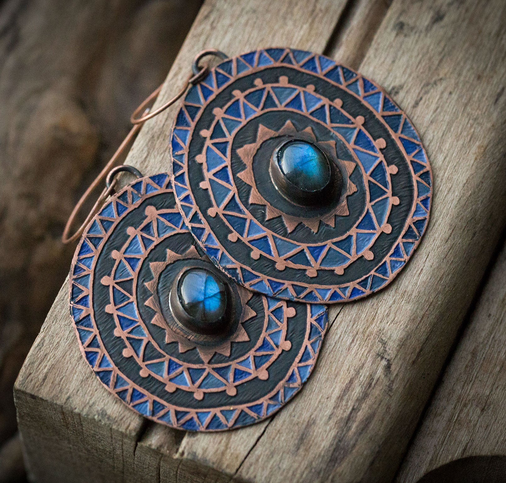 Granatowe kolczyki z etnicznym wzorem i niebieskim labradorytem