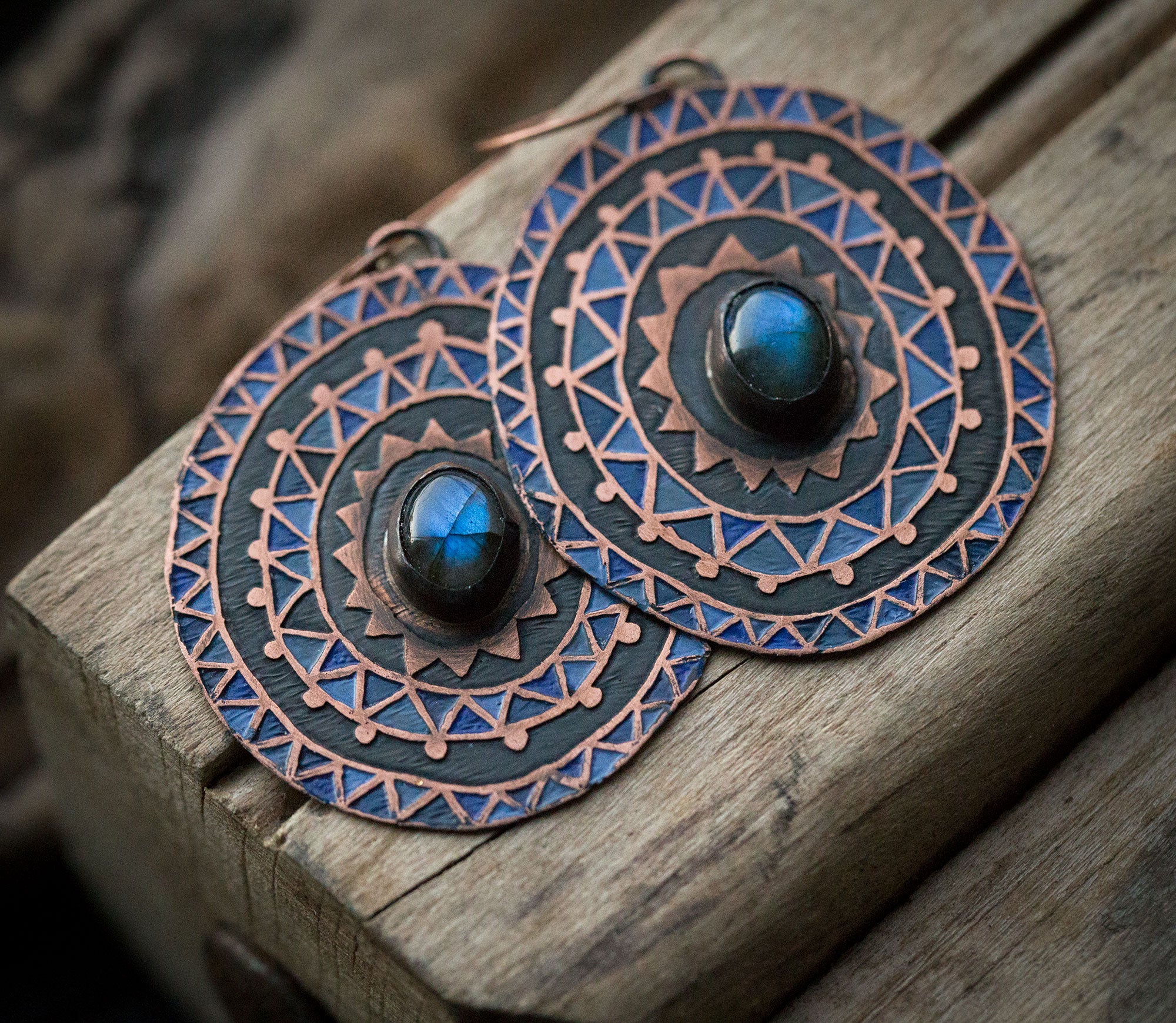 Granatowe kolczyki z etnicznym wzorem i niebieskim labradorytem